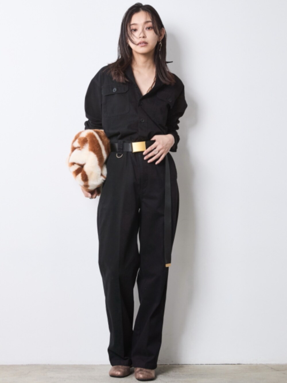 ブラック系のシャツ/ブラウス、ブラック系のデニムジャケット、ブラック系のチノパンツを着用したレディースの夏コーディネートの2枚目の写真