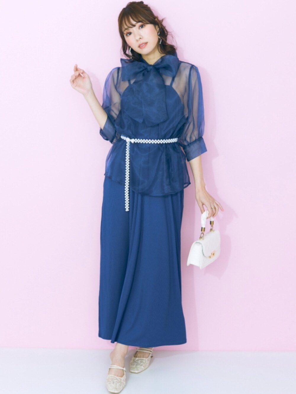 ブルー系のシャツ/ブラウス、ブルー系のワンピース、ホワイト系のベルトを着用したレディースの春コーディネートの2枚目の写真