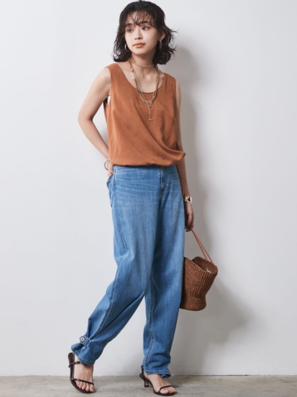 「denim、モデル、キレイめ、きれいめカジュアル、夏コーデ、レギュラー、夏アウター、大きいサイズレディースファッション、CHIC STYLE、Linen Mix」｜「CHIC STYLEの大きいサイズ 綿100％ライトオンスデニム裾デザインワイドストレートパンツ シックスタイル（デニムパンツ、ブルー系）」を使った、nissen Smile Modelsさん（レディース・163cm）の春コーディネートの2枚目の写真