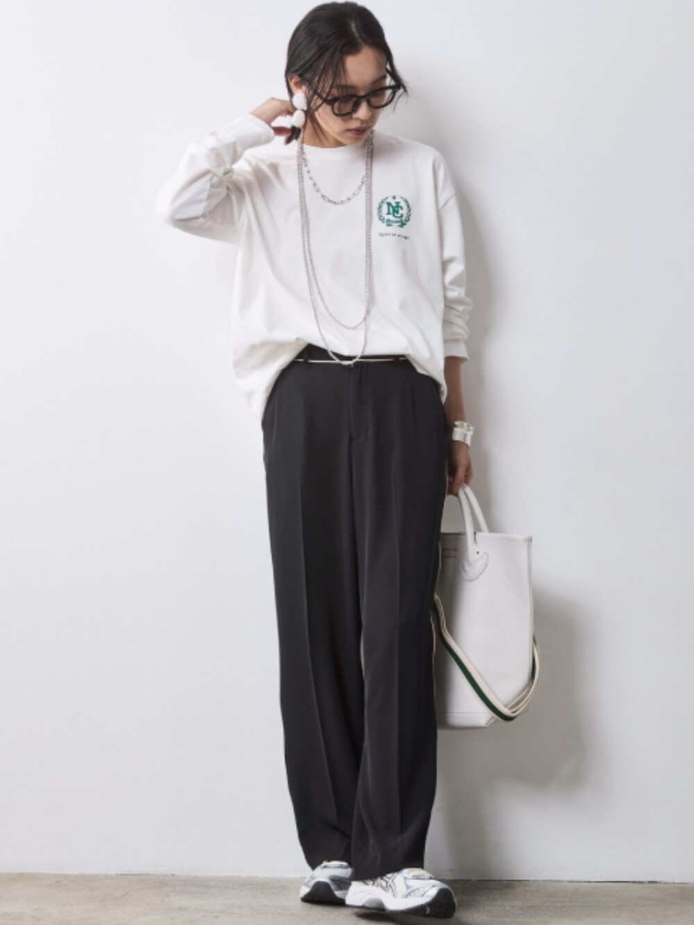 ブラック系のテーラードジャケット、ホワイト系のTシャツ/カットソー、ブラック系のその他パンツを着用したレディースの冬コーディネートの2枚目の写真