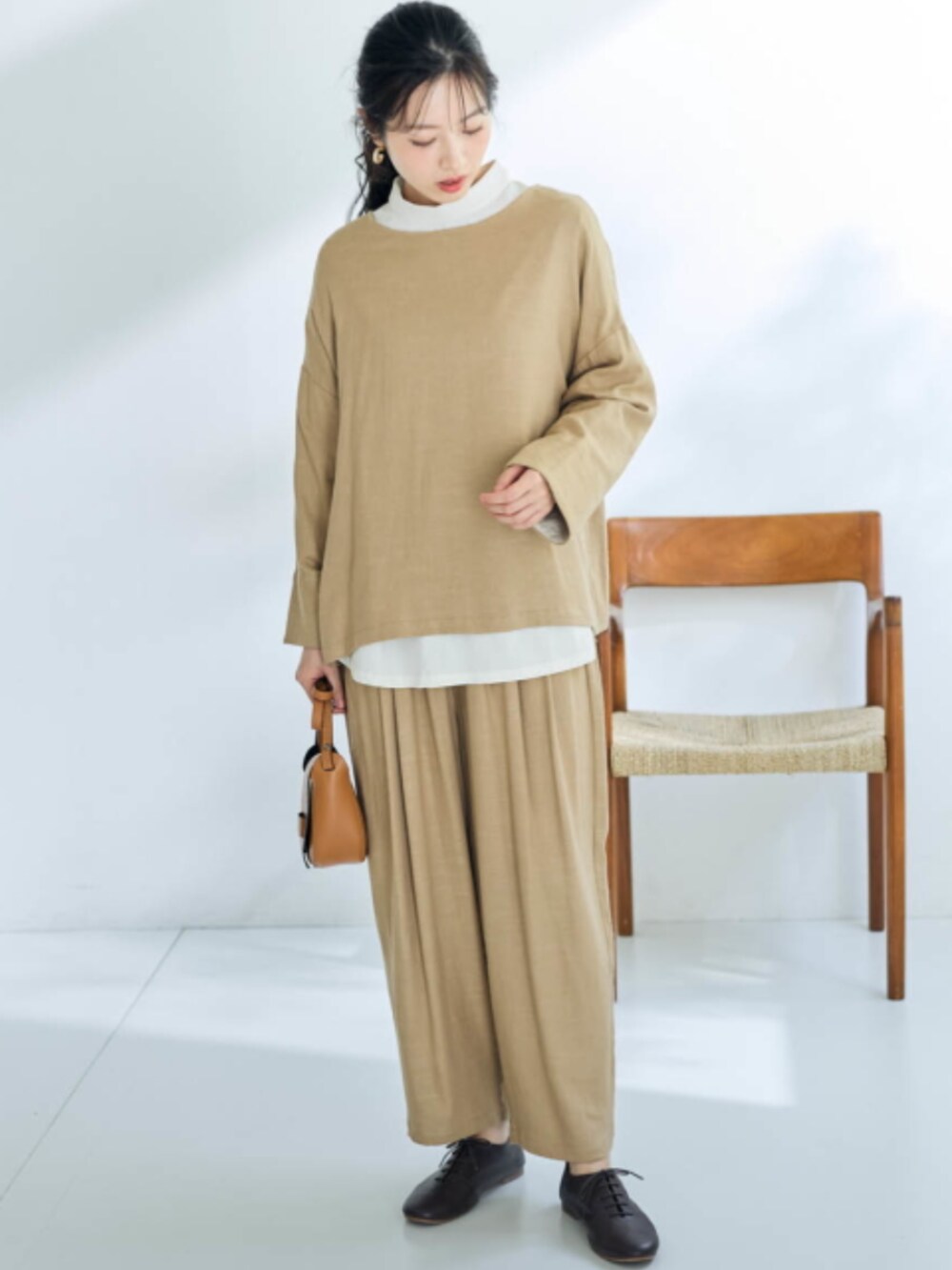 ベージュ系のノーカラージャケット、ベージュ系のその他パンツ、ホワイト系のシャツ/ブラウスを着用したレディースの冬コーディネートの3枚目の写真