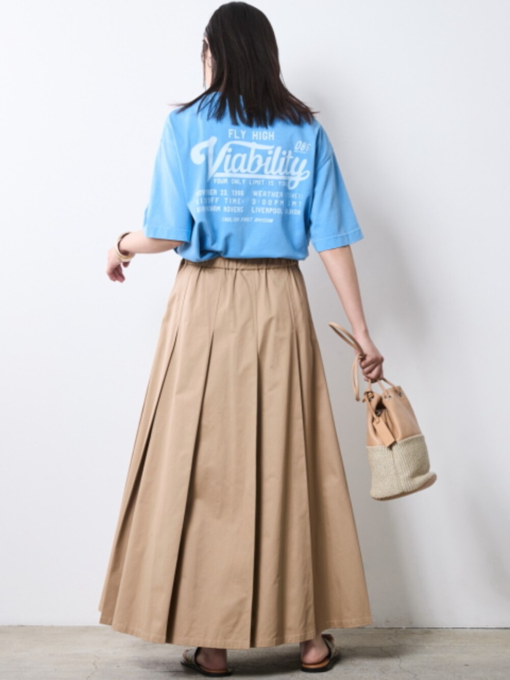 「モデル、T-SHIRT、skirt、きれいめカジュアル、夏コーデ、beige、maxi skirt、レギュラー、大きいサイズレディースファッション、CHIC STYLE、T-shirt」｜「CHIC STYLEのタックロングスカート＜大きいサイズ有＞シックスタイル（スカート、ブラウン系）」を使った、nissen Smile Modelsさん（レディース・163cm）の夏コーディネートの2枚目の写真