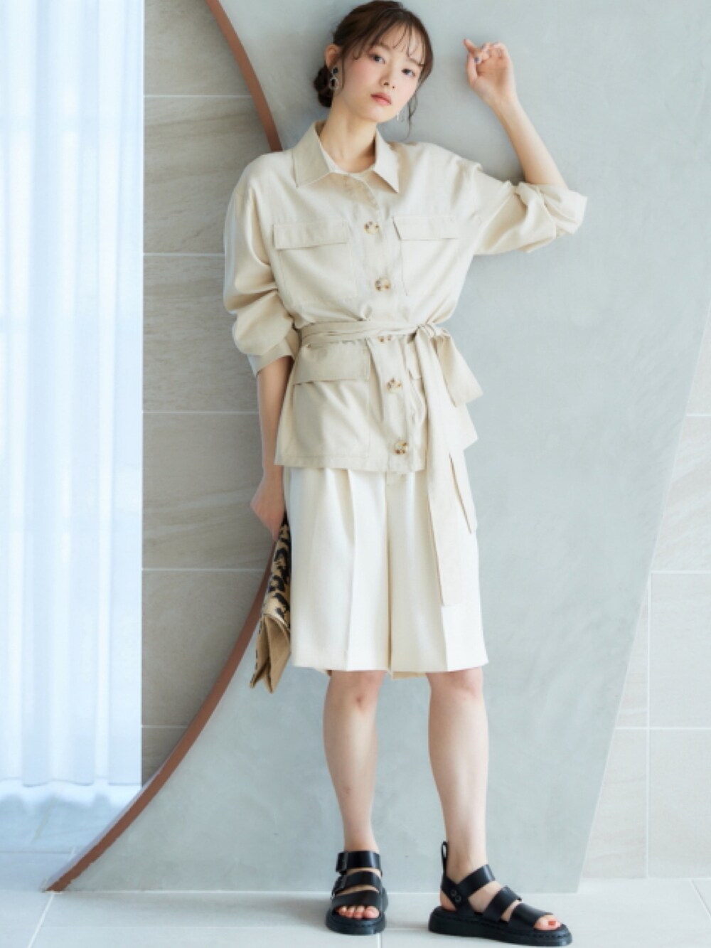 ホワイト系のその他パンツ、ベージュ系のシャツ/ブラウス、ブラック系のキャミソールを着用したレディースの春コーディネートの2枚目の写真