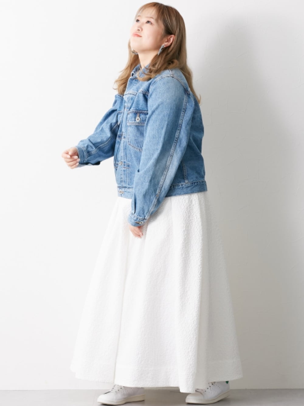 「大きいサイズレディースファッション、モデル、ぽっちゃり、CHIC STYLE、春コーデ、160cm台コーデ」｜「nissenの大きいサイズ 綿100％ヴィンテージ風デニムジャケット シックスタイル（ジャケット/アウター、ブルー系）」を使った、nissen Smile Modelsさん（レディース・160cm）の冬コーディネートの2枚目の写真