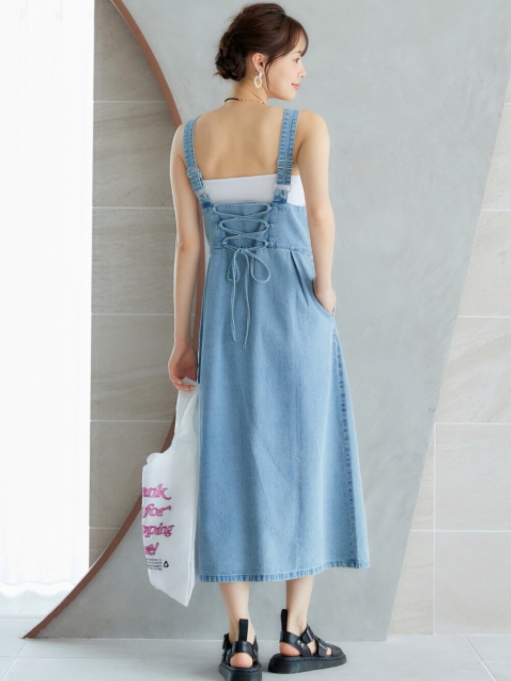 ブルー系のワンピース、ホワイト系のキャミソールを着用したレディースの春コーディネートの2枚目の写真