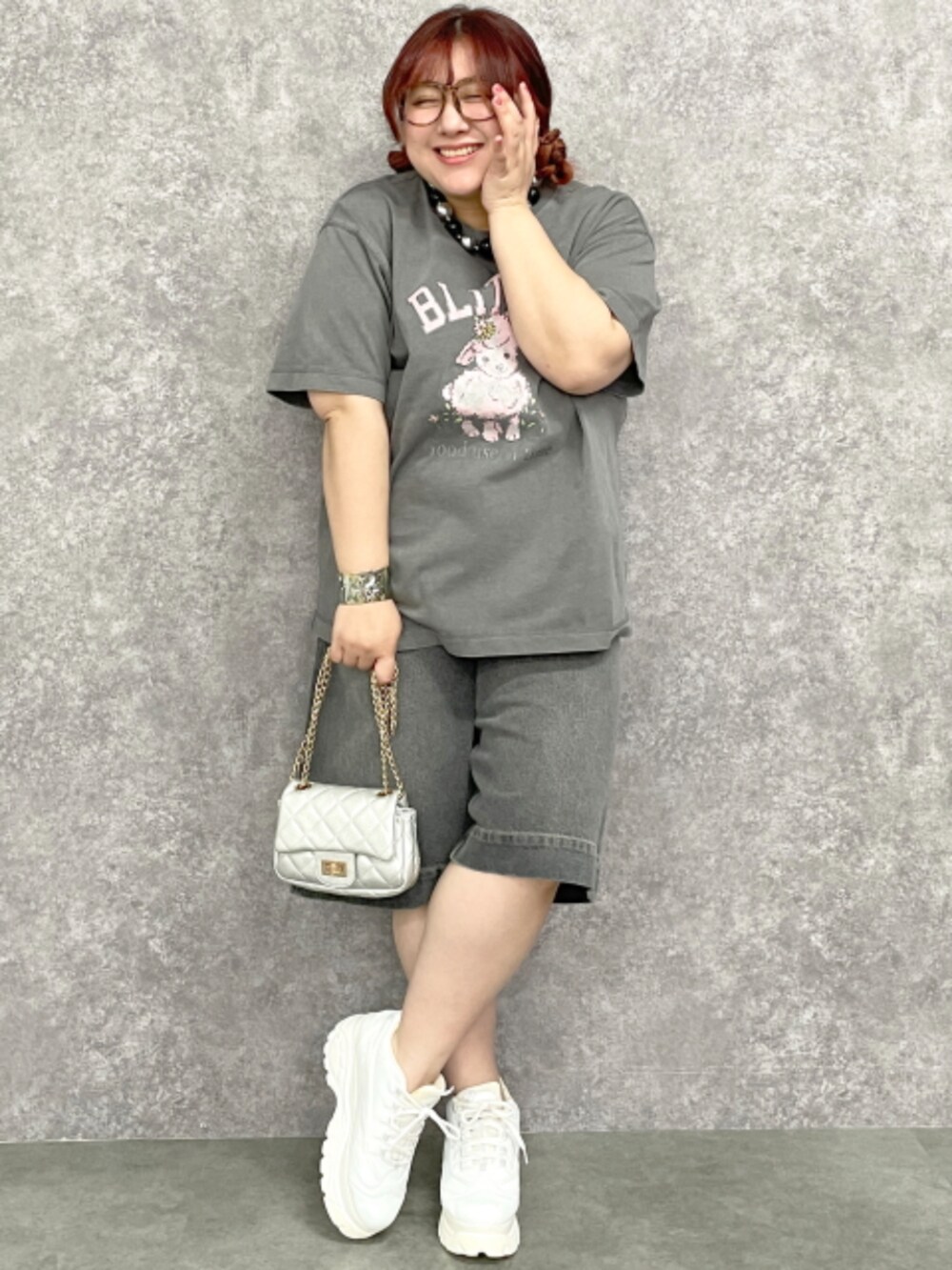 グレー系のデニムパンツ、グレー系のTシャツ/カットソーを着用したレディースの春コーディネートの2枚目の写真