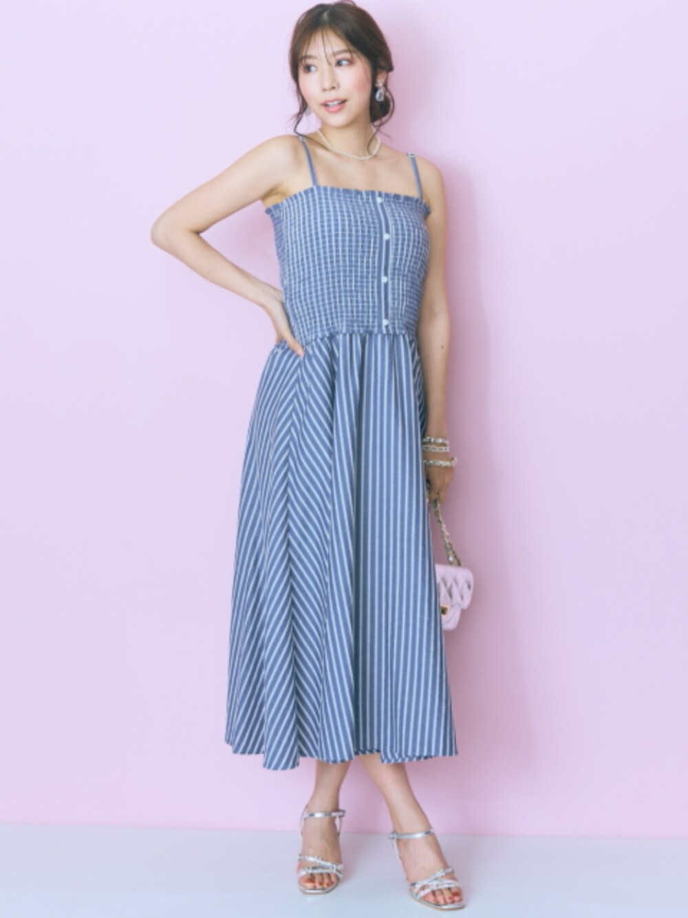 ブルー系のワンピースを着用したレディースの夏コーディネートの2枚目の写真