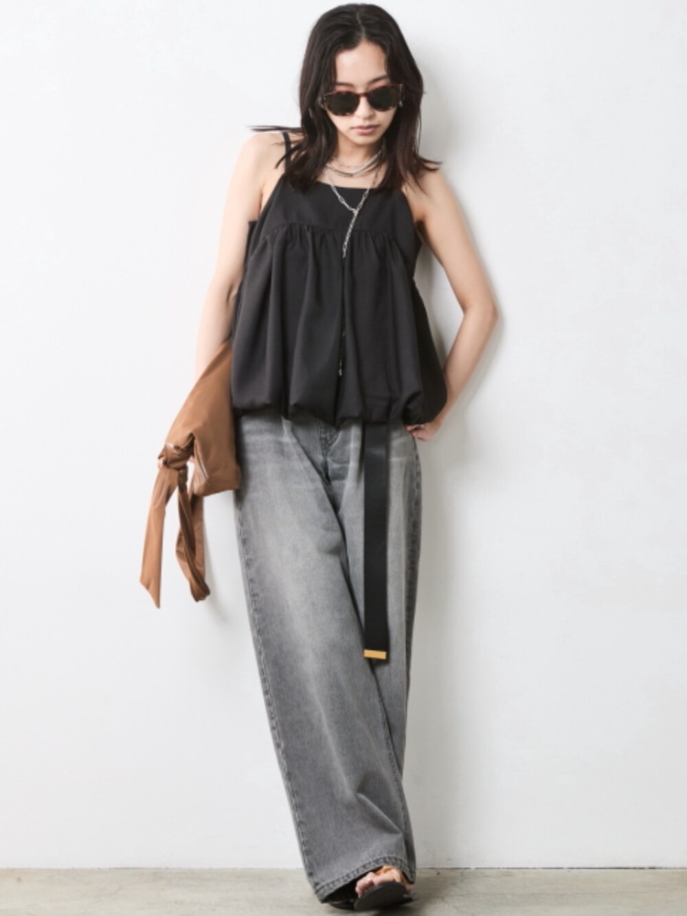「大きいサイズレディースファッション、モデル、レギュラー、夏コーデ、きれいめカジュアル、CHIC STYLE、Cardigan、Layered、Knit」｜「CHIC STYLEの大きいサイズ 綿100％タックバギーデニムパンツ シックスタイル（デニムパンツ、グレー系）」を使った、nissen Smile Modelsさん（レディース・163cm）の春コーディネートの2枚目の写真