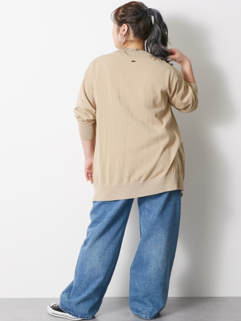 「大きいサイズレディースファッション、モデル、ぽっちゃり、CHIC STYLE、春コーデ、160cm台コーデ」｜「CHIC STYLEの大きいサイズ 綿100％タックバギーデニムパンツ シックスタイル（デニムパンツ、ブルー系）」を使った、nissen Smile Modelsさん（レディース・160cm）の冬コーディネートの3枚目の写真