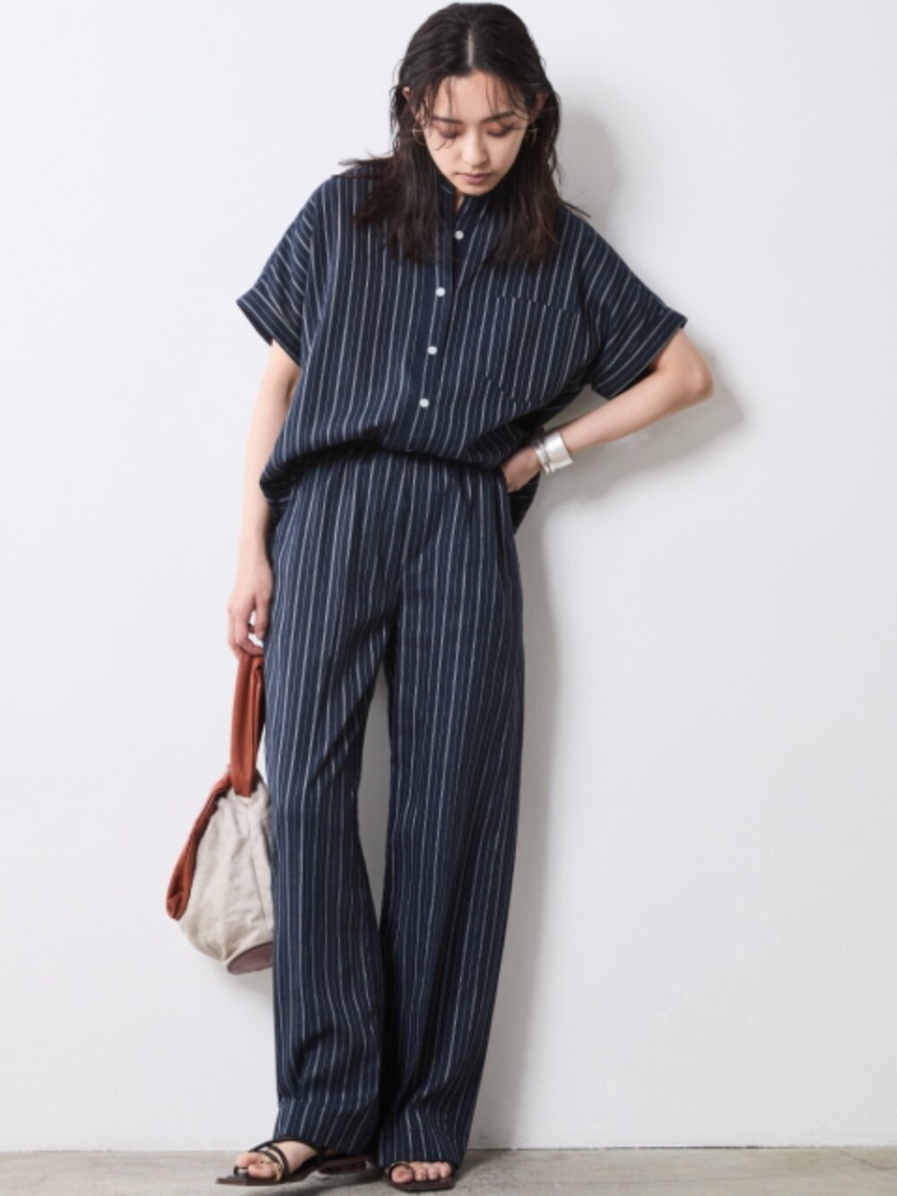 「モデル、きれいめカジュアル、SET UP、stripe、夏コーデ、Shirt、レギュラー、大きいサイズレディースファッション、CHIC STYLE、One color」｜「CHIC STYLEのストライプフレンチスリーブシャツ＜大きいサイズ有＞シックスタイル（シャツ/ブラウス、ブルー系）」を使った、nissen Smile Modelsさん（レディース・163cm）の夏コーディネートの2枚目の写真