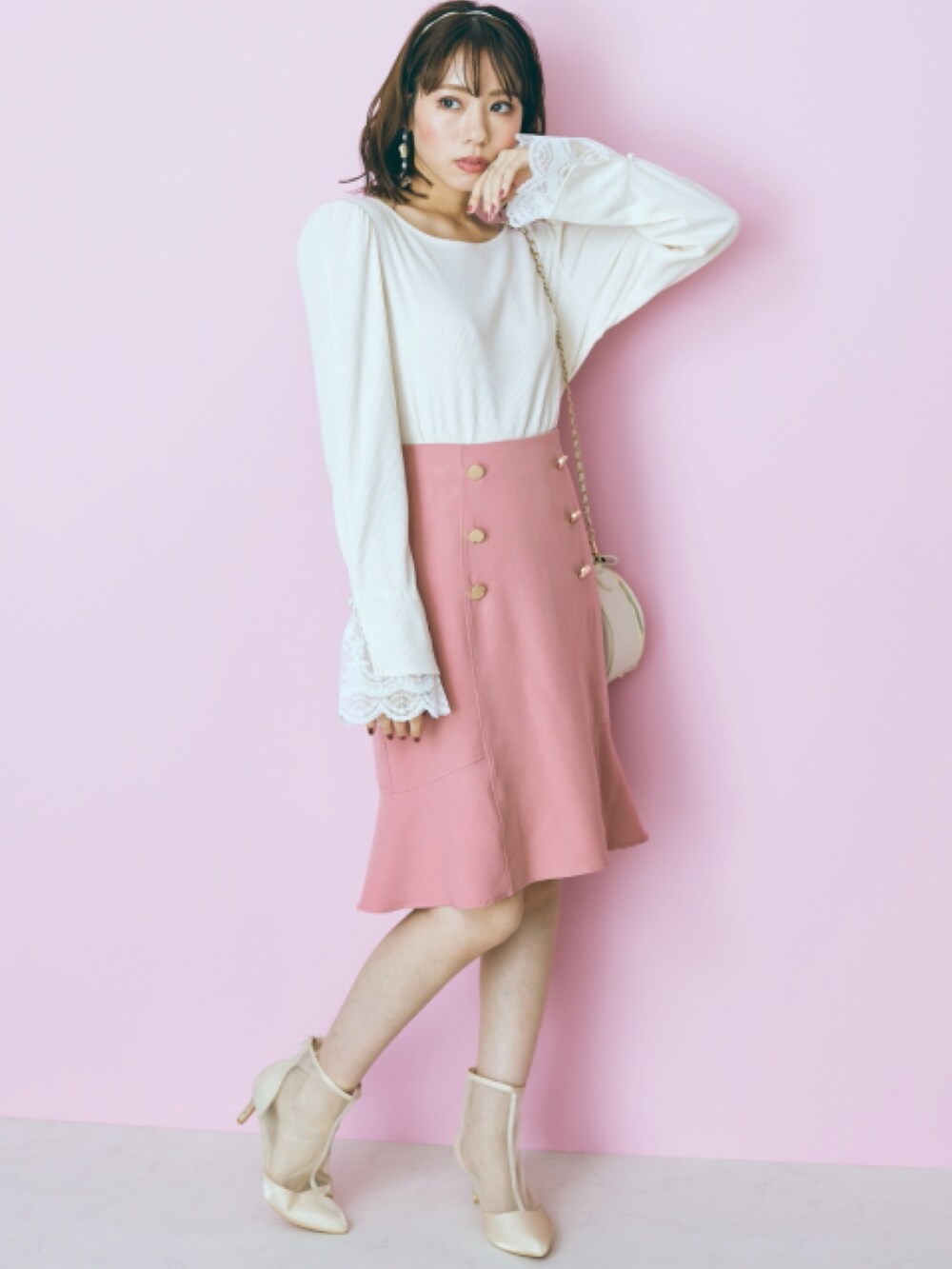 ホワイト系のTシャツ/カットソー、ベージュ系のジャケット/アウター、ホワイト系のスカートを着用したレディースの冬コーディネートの2枚目の写真