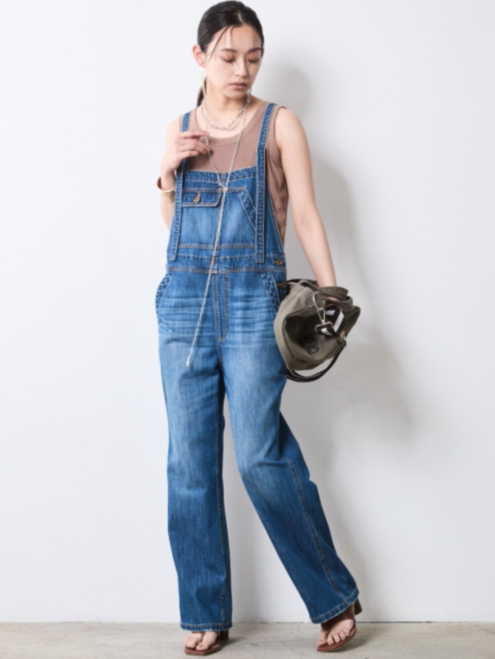 「大きいサイズレディースファッション、モデル、レギュラー、夏コーデ、きれいめカジュアル、CHIC STYLE、Cardigan、Brown、Denim、Layered」｜「CHIC STYLEのテレコタンクトップ＜大きいサイズ有＞シックスタイル（キャミソール、ブラウン系）」を使った、nissen Smile Modelsさん（レディース・163cm）の夏コーディネートの2枚目の写真