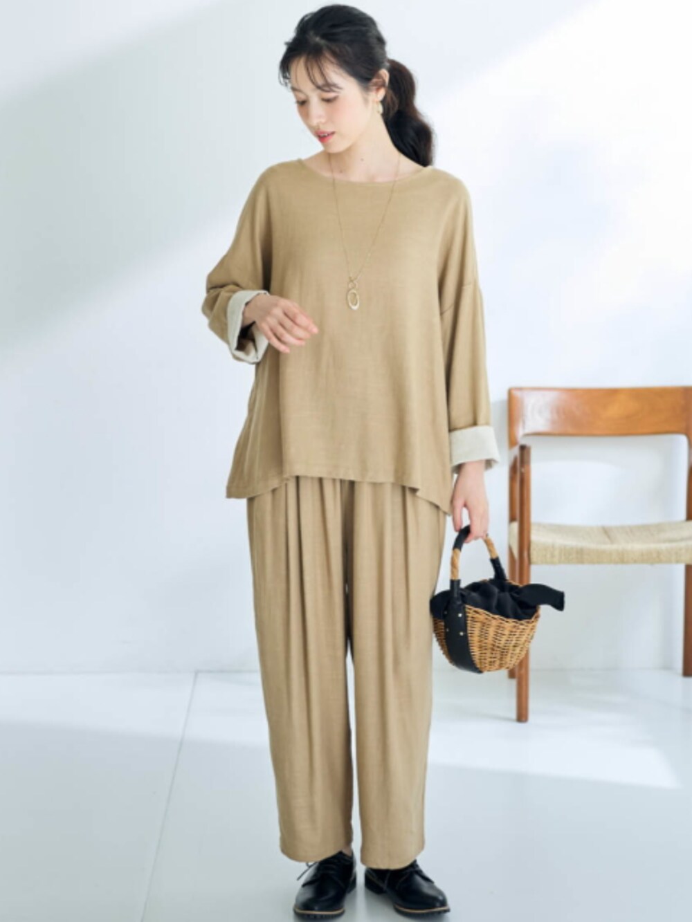 ベージュ系のノーカラージャケット、ベージュ系のその他パンツ、ホワイト系のシャツ/ブラウスを着用したレディースの冬コーディネートの5枚目の写真