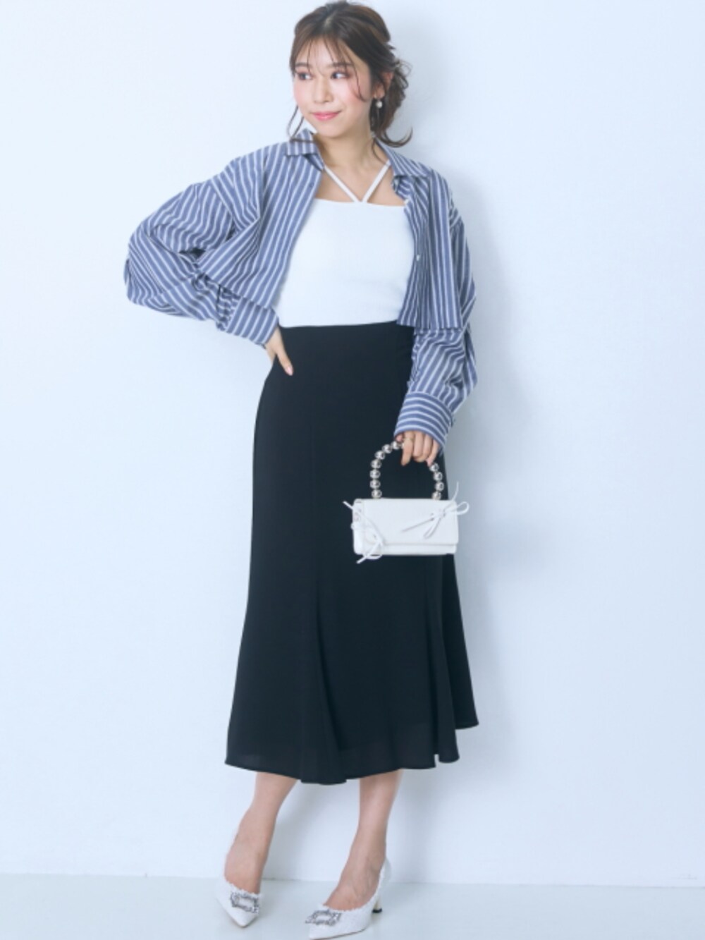 ブラック系のスカート、ブルー系のワンピースを着用したレディースの夏コーディネートの2枚目の写真