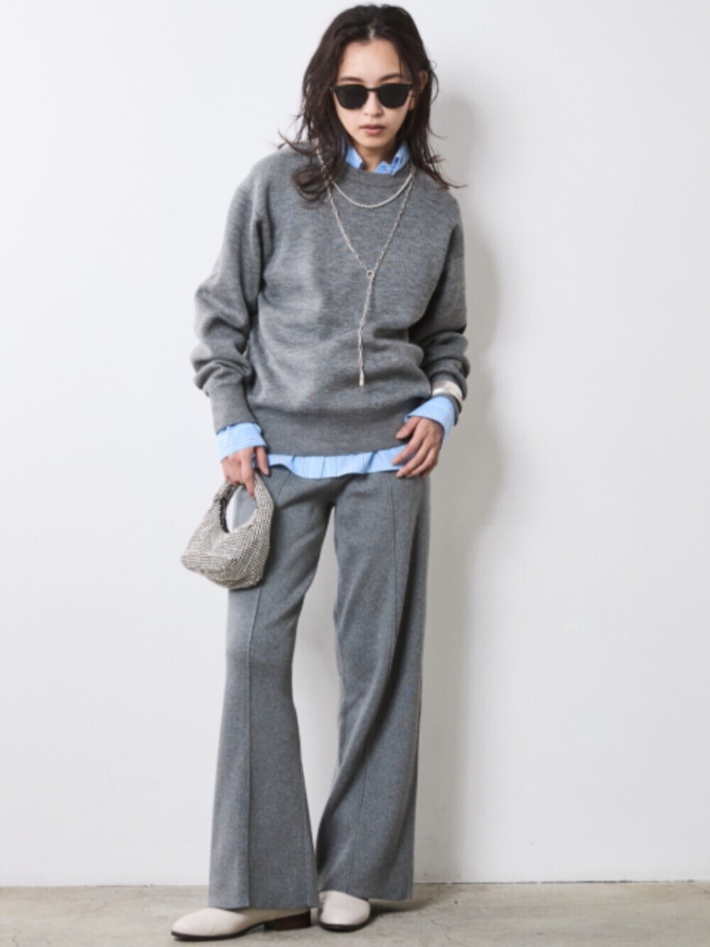 ブルー系のシャツ/ブラウス、グレー系のその他パンツ、ブラック系のモッズコートを着用したレディースの秋コーディネートの2枚目の写真