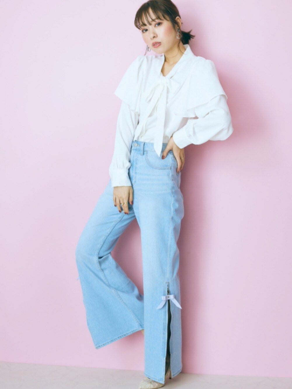 ホワイト系のシャツ/ブラウス、ブルー系のデニムパンツ、ベージュ系のジャケット/アウターを着用したレディースの冬コーディネートの2枚目の写真