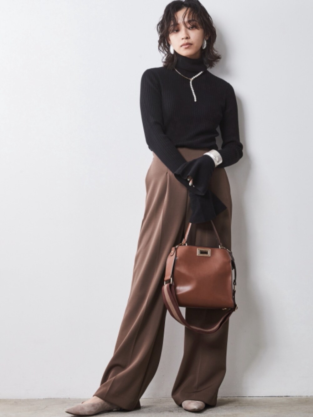 「大きいサイズレディースファッション、モデル、レギュラー、秋コーデ、CHIC STYLE、きれいめカジュアル、Brown、Brown×Black、Knit、High neck」｜「nissenの大きいサイズ 綿100％ヴィンテージ風デニムジャケット シックスタイル（ジャケット/アウター、ブルー系）」を使った、nissen Smile Modelsさん（レディース・163cm）の夏コーディネートの2枚目の写真