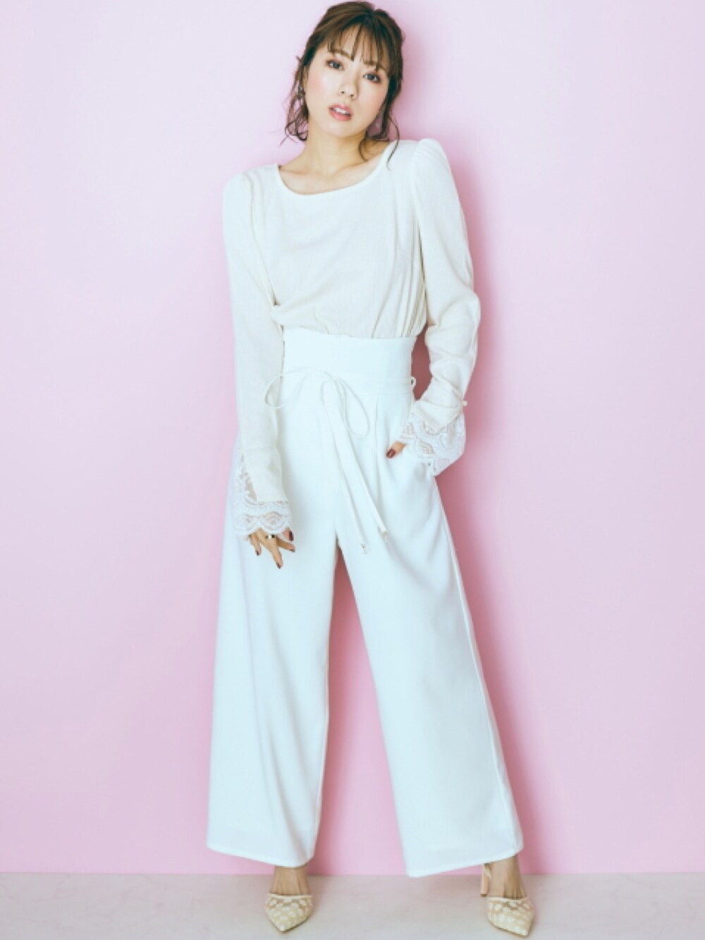 ホワイト系のTシャツ/カットソー、ベージュ系のジャケット/アウター、ホワイト系のその他パンツを着用したレディースの冬コーディネートの2枚目の写真