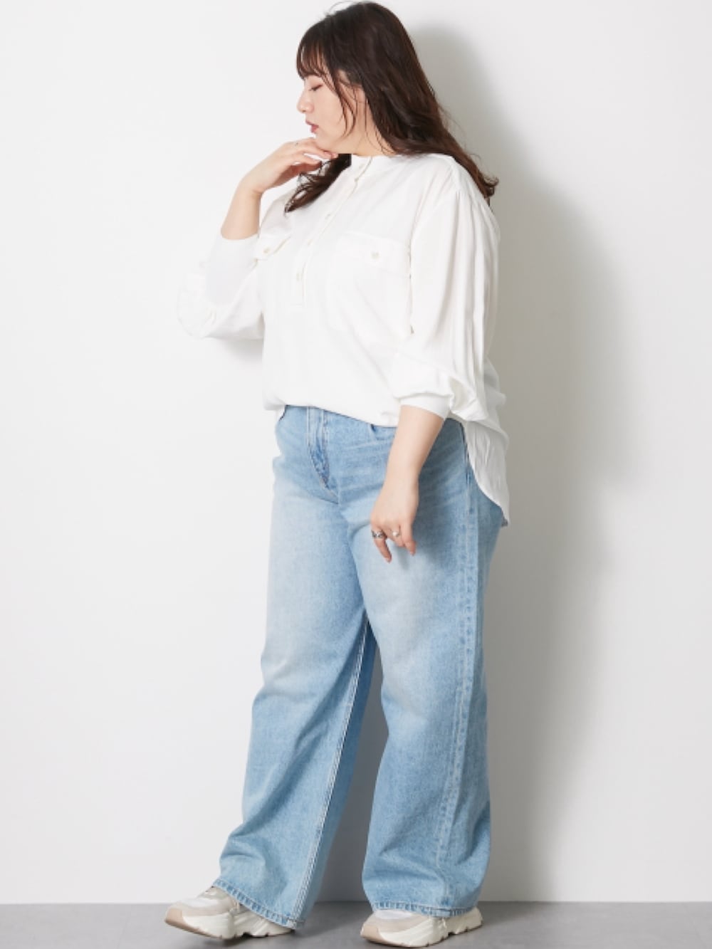 「大きいサイズレディースファッション、モデル、ぽっちゃり、CHIC STYLE、春コーデ、きれいめ、150cm台コーデ」｜「CHIC STYLEの大きいサイズ 綿100％タックバギーデニムパンツ シックスタイル（デニムパンツ、ブルー系）」を使った、nissen Smile Modelsさん（レディース・157cm）の冬コーディネートの2枚目の写真