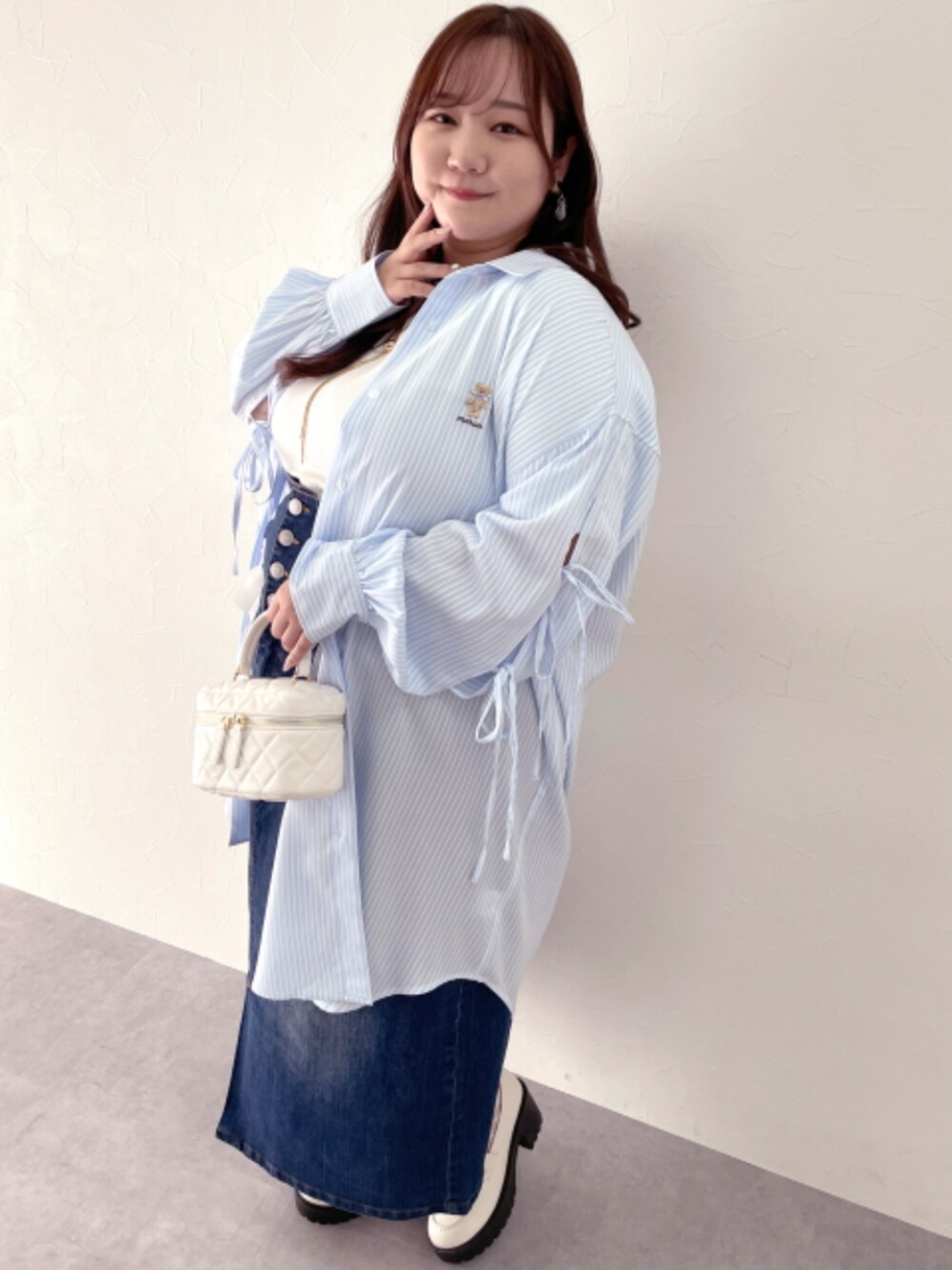 「大きいサイズレディースファッション、モデル、ぽっちゃり、春コーデ、marun、かわいい、150cm台コーデ」｜「marunの＜大きいサイズ＞編み上げデニムスカート marun（デニムスカート、ブルー系）」を使った、nissen Smile Modelsさん（レディース・158cm）の春コーディネートの3枚目の写真