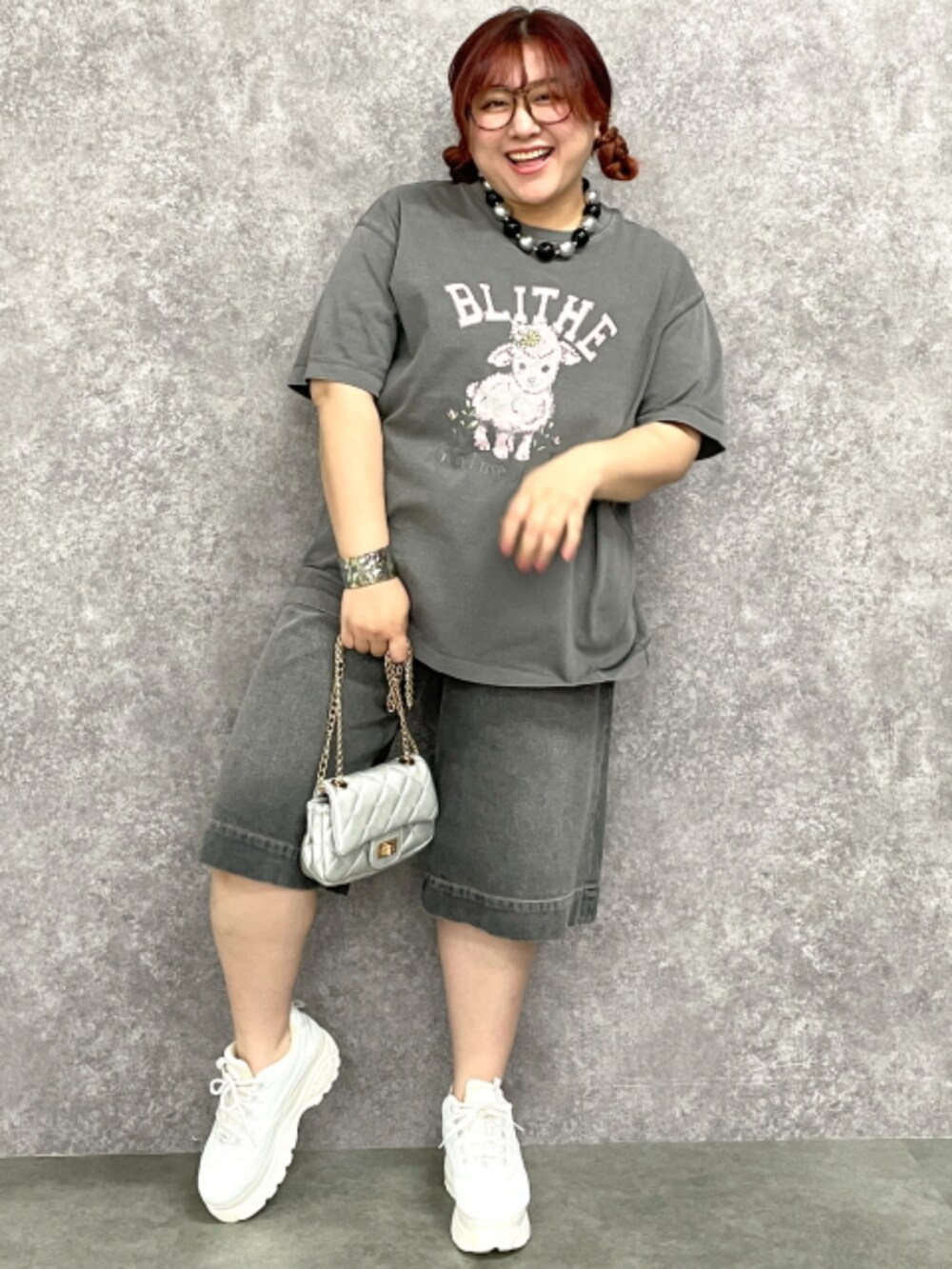 グレー系のデニムパンツ、グレー系のTシャツ/カットソーを着用したレディースの春コーディネートの3枚目の写真