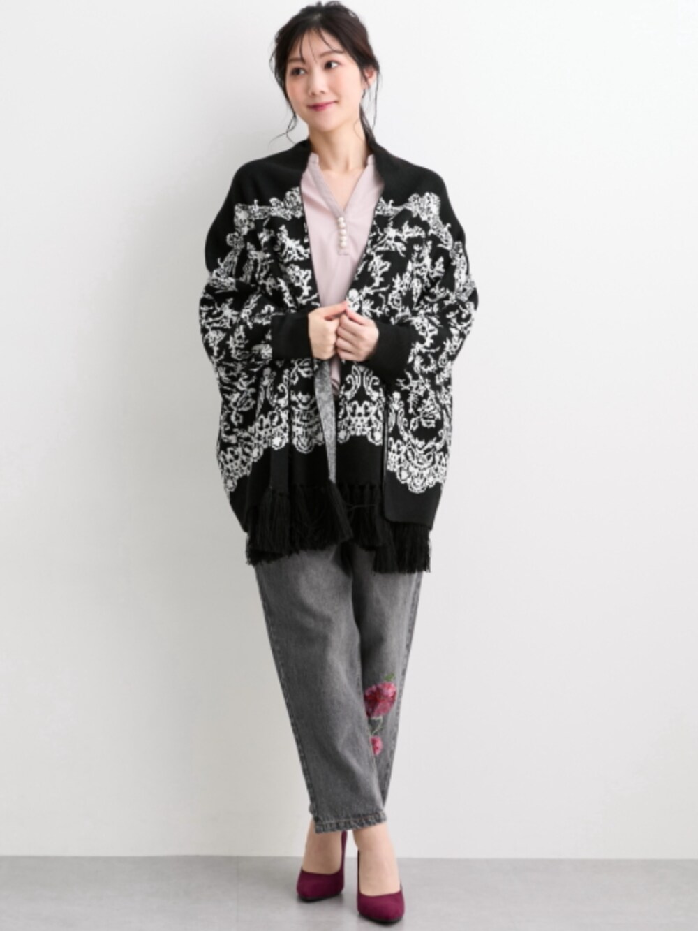 ピンク系のシャツ/ブラウス、ブラック系のパンツ、ブラック系のカーディガン/ボレロを着用したレディースの冬コーディネートの2枚目の写真