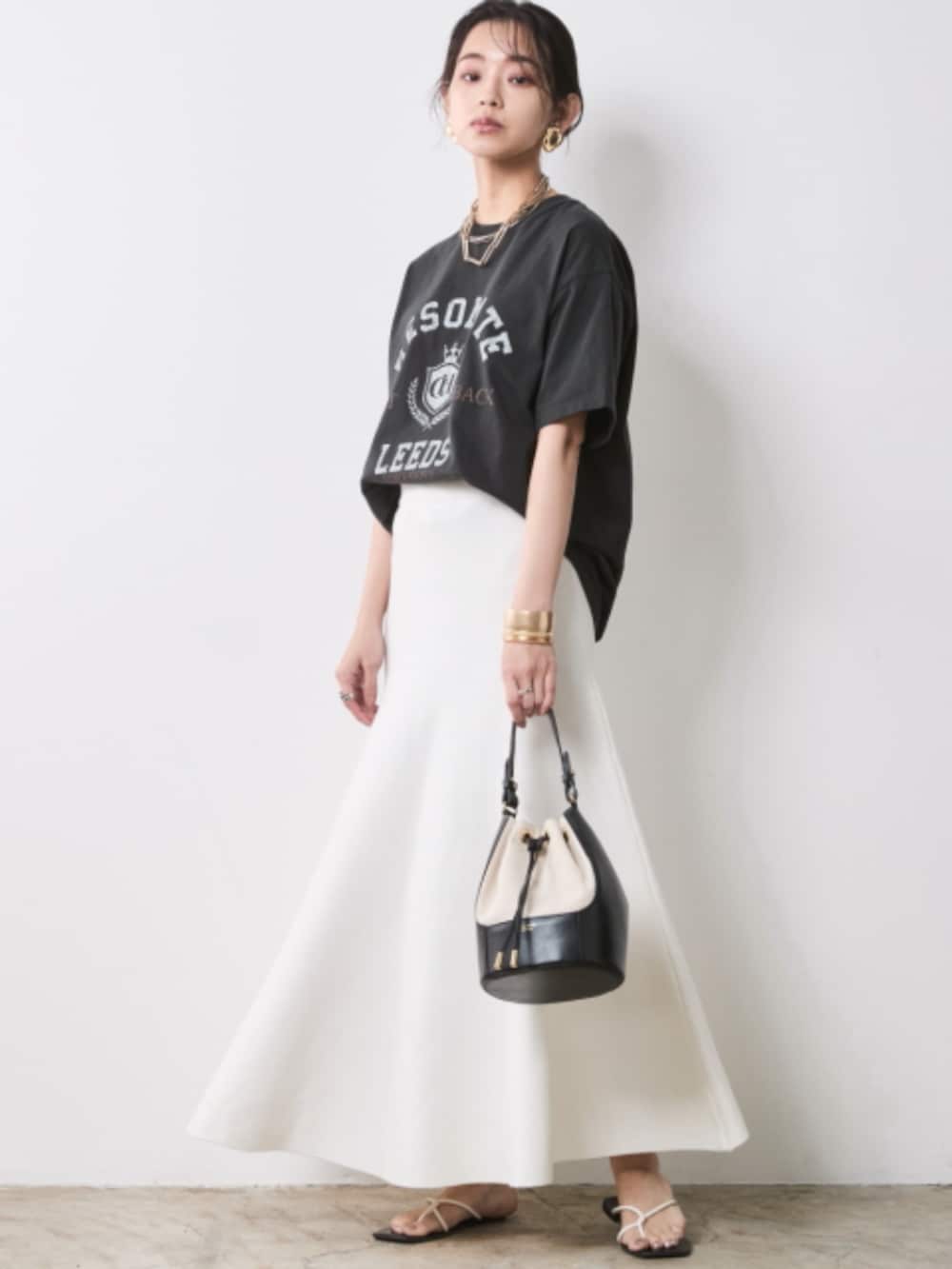 「大きいサイズレディースファッション、モデル、レギュラー、春コーデ、夏コーデ、きれいめカジュアル、CHIC STYLE、Skirt、T-shirt」｜「CHIC STYLEのフレアロングニットスカート シックスタイル（大きいサイズ対応）（スカート、ホワイト系）」を使った、nissen Smile Modelsさん（レディース・163cm）の春コーディネートの2枚目の写真