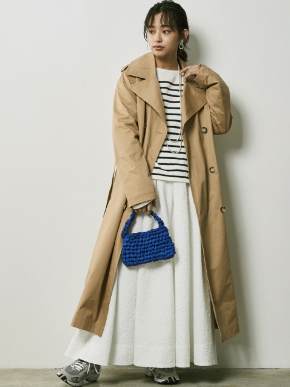 「大きいサイズレディースファッション、モデル、レギュラー、CHIC STYLE、春コーデ」｜「nissenの大きいサイズ 綿100％ロングトレンチコート シックスタイル（トレンチコート、グリーン系）」を使った、nissen Smile Modelsさん（レディース・163cm）の冬コーディネートの2枚目の写真
