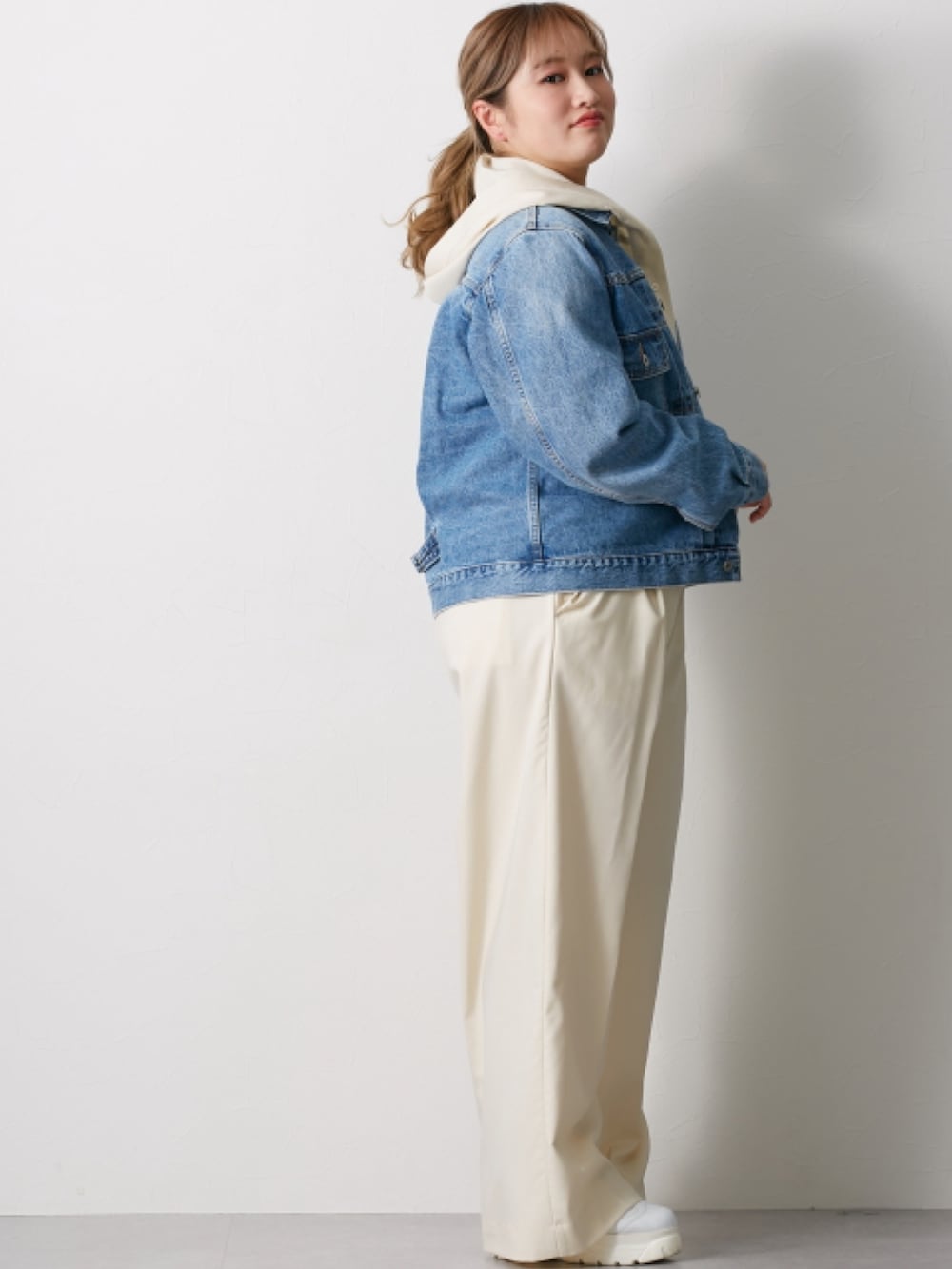 「大きいサイズレディースファッション、モデル、ぽっちゃり、CHIC STYLE、春コーデ、160cm台コーデ」｜「nissenの大きいサイズ 綿100％ヴィンテージ風デニムジャケット シックスタイル（ジャケット/アウター、ブルー系）」を使った、nissen Smile Modelsさん（レディース・160cm）の冬コーディネートの2枚目の写真