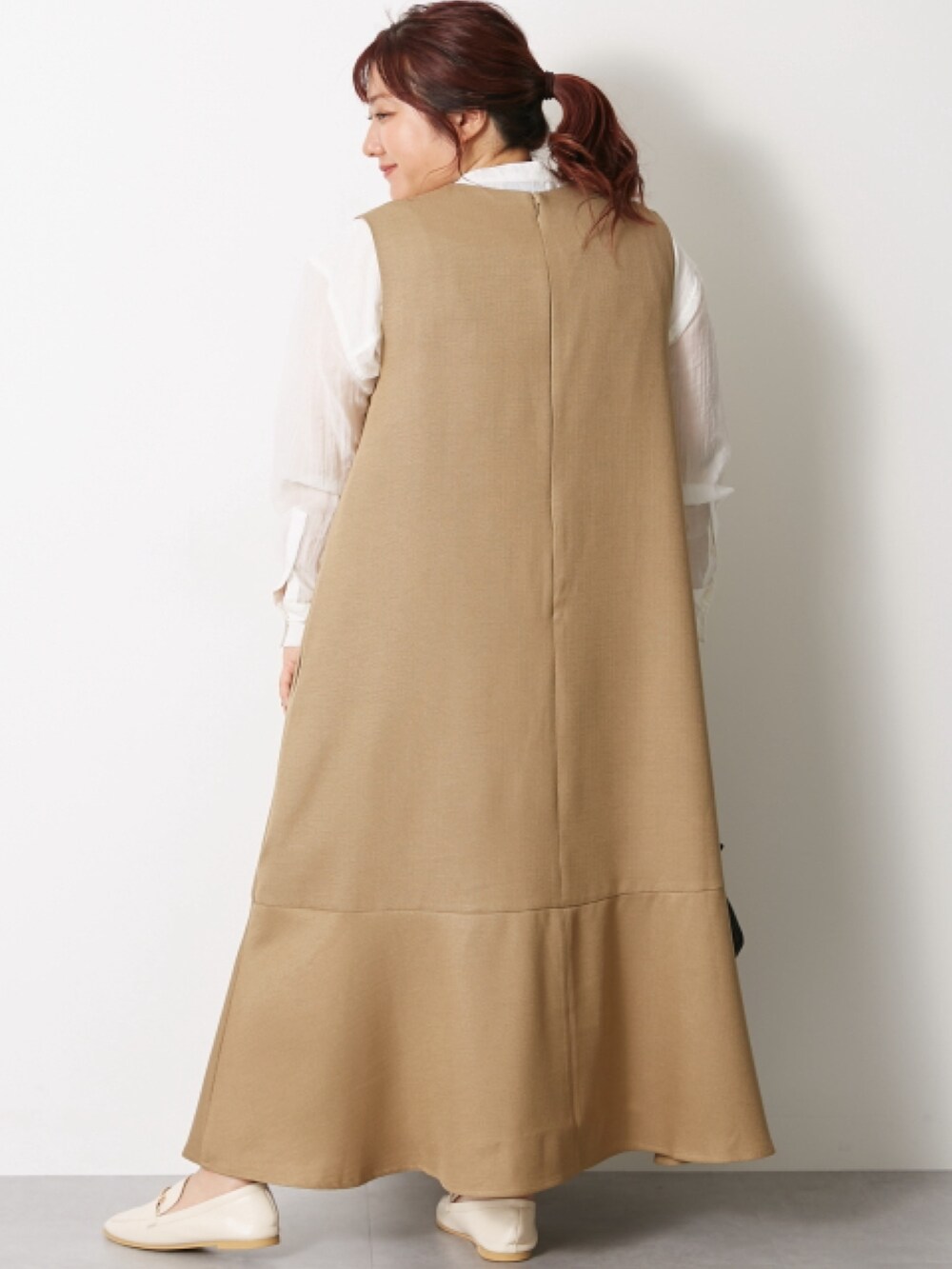 ホワイト系のシャツ/ブラウス、ベージュ系のワンピースを着用したレディースの冬コーディネートの3枚目の写真