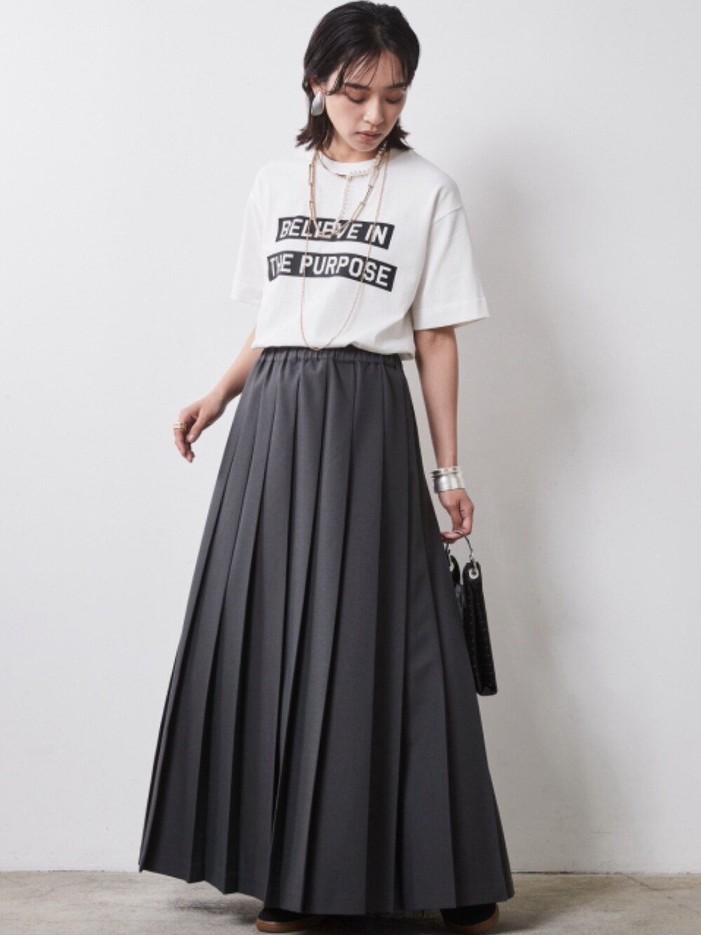 「大きいサイズレディースファッション、モデル、レギュラー、CHIC STYLE、秋コーデ、きれいめカジュアル、T-shirt、Layered、Gray、Monotone、Skirt、Outer」｜「CHIC STYLEの大きいサイズ プリーツマキシスカート シックスタイル（スカート、グレー系）」を使った、nissen Smile Modelsさん（レディース・163cm）の夏コーディネートの2枚目の写真