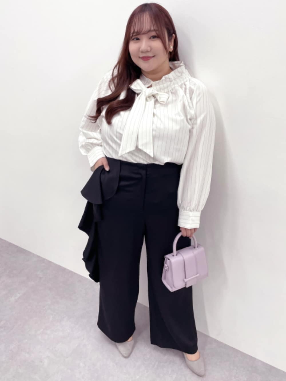 ホワイト系のシャツ/ブラウス、ブラック系のスラックスを着用したレディースの冬コーディネートの3枚目の写真