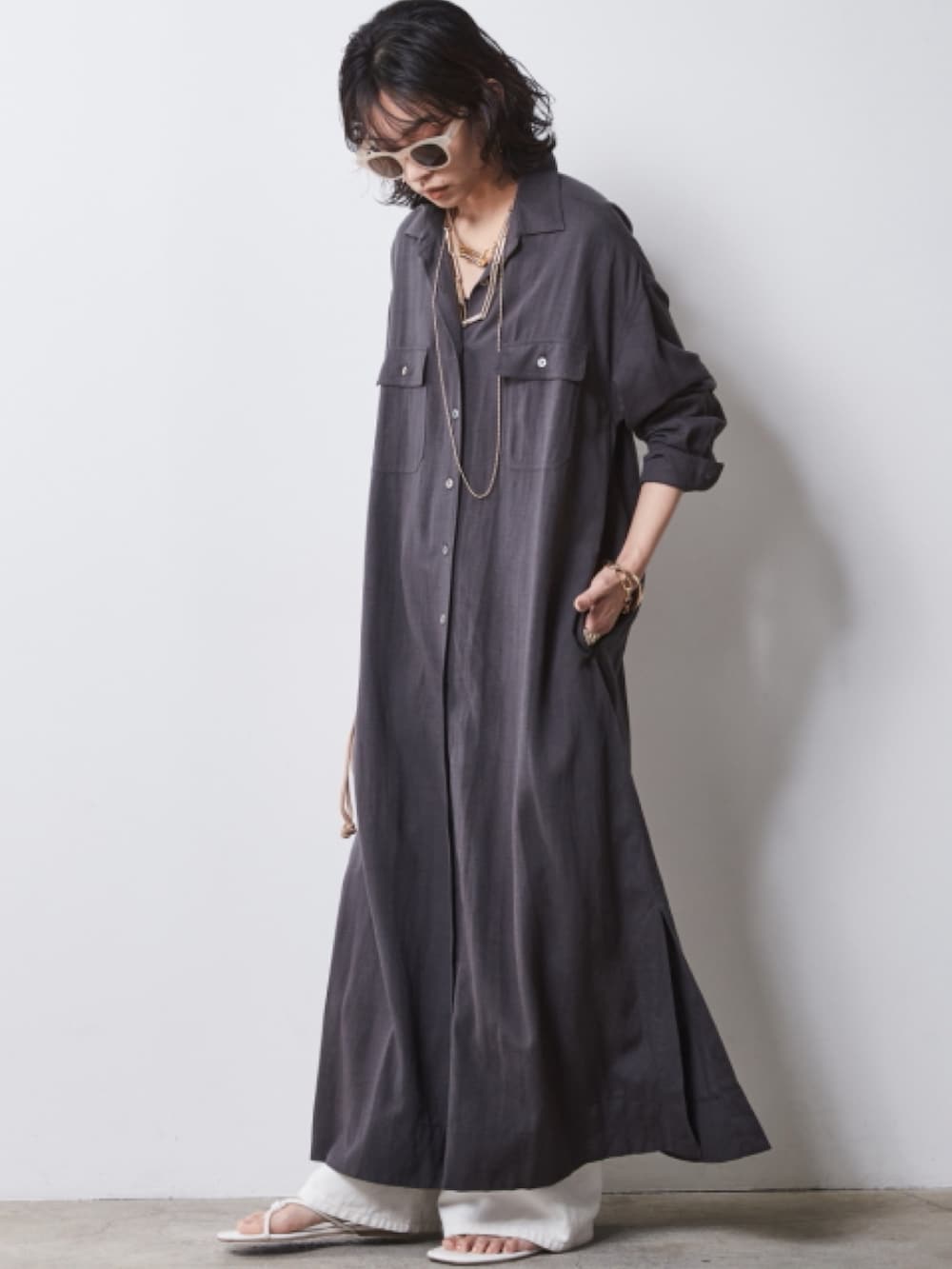 「denim、モデル、キレイめ、きれいめカジュアル、夏コーデ、monotone、レギュラー、大きいサイズレディースファッション、CHIC STYLE、Linen Mix」｜「CHIC STYLEの大きいサイズ 綿100％タックバギーデニムパンツ シックスタイル（デニムパンツ、ブラック系）」を使った、nissen Smile Modelsさん（レディース・163cm）の春コーディネートの2枚目の写真