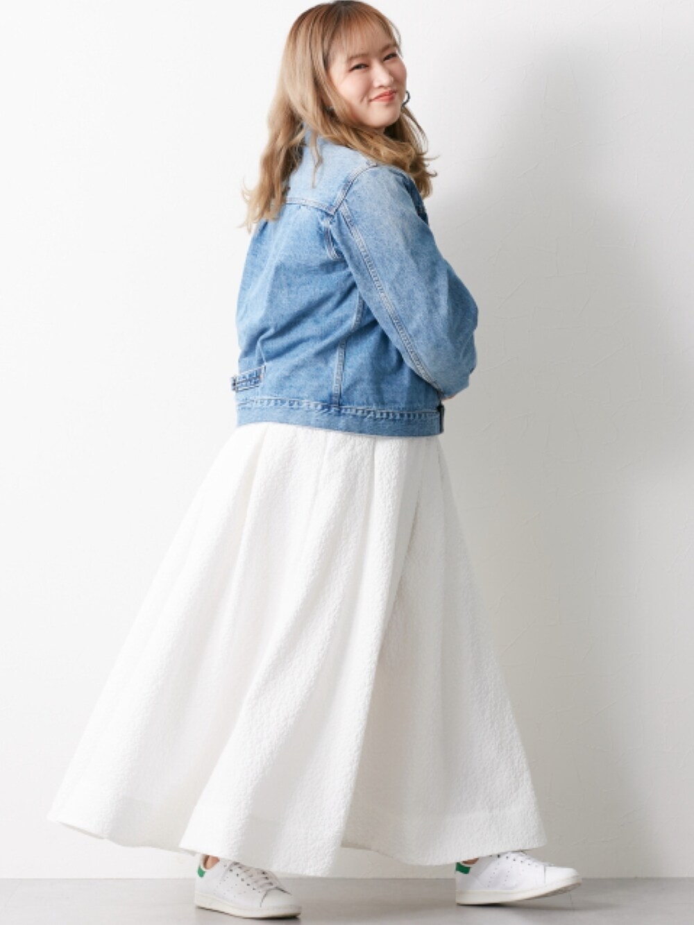 「大きいサイズレディースファッション、モデル、ぽっちゃり、CHIC STYLE、春コーデ、160cm台コーデ」｜「nissenの大きいサイズ 綿100％ヴィンテージ風デニムジャケット シックスタイル（ジャケット/アウター、ブルー系）」を使った、nissen Smile Modelsさん（レディース・160cm）の冬コーディネートの3枚目の写真