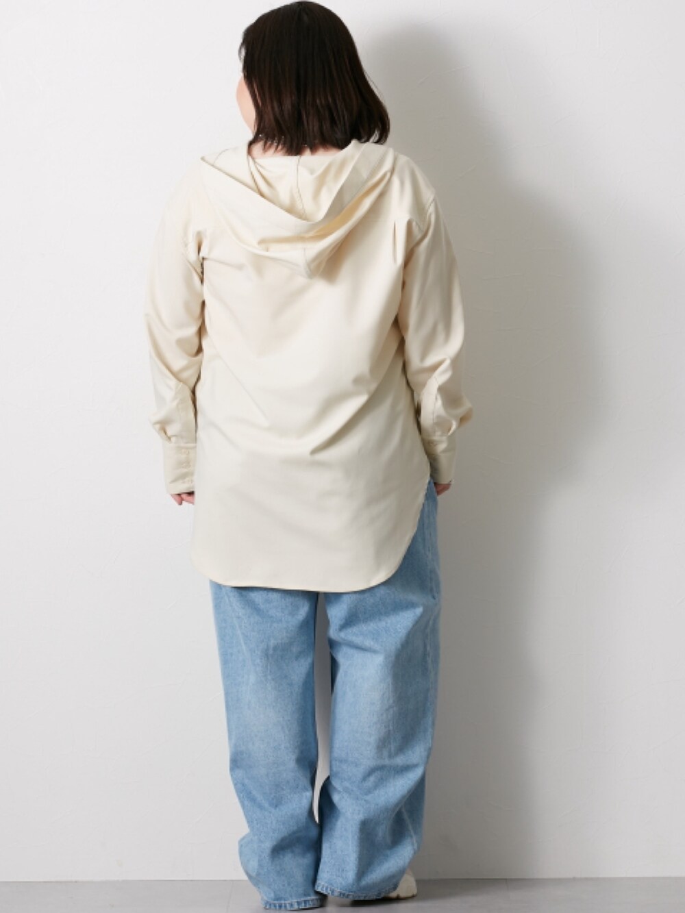 ベージュ系のシャツ/ブラウス、ブルー系のデニムパンツを着用したレディースの冬コーディネートの3枚目の写真