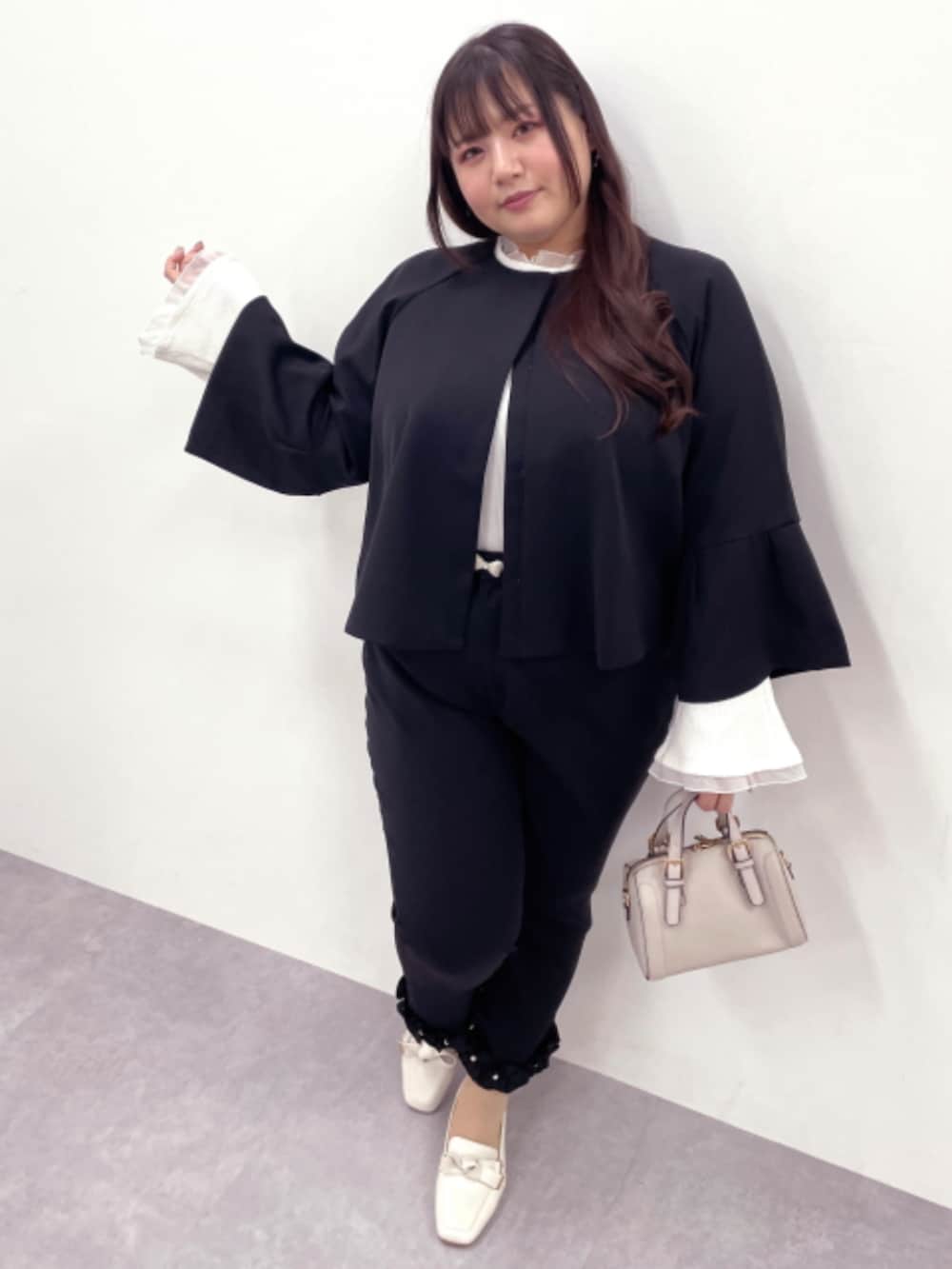 ブラック系のその他パンツ、ホワイト系のTシャツ/カットソー、ブラック系のノーカラージャケットを着用したレディースの冬コーディネートの3枚目の写真