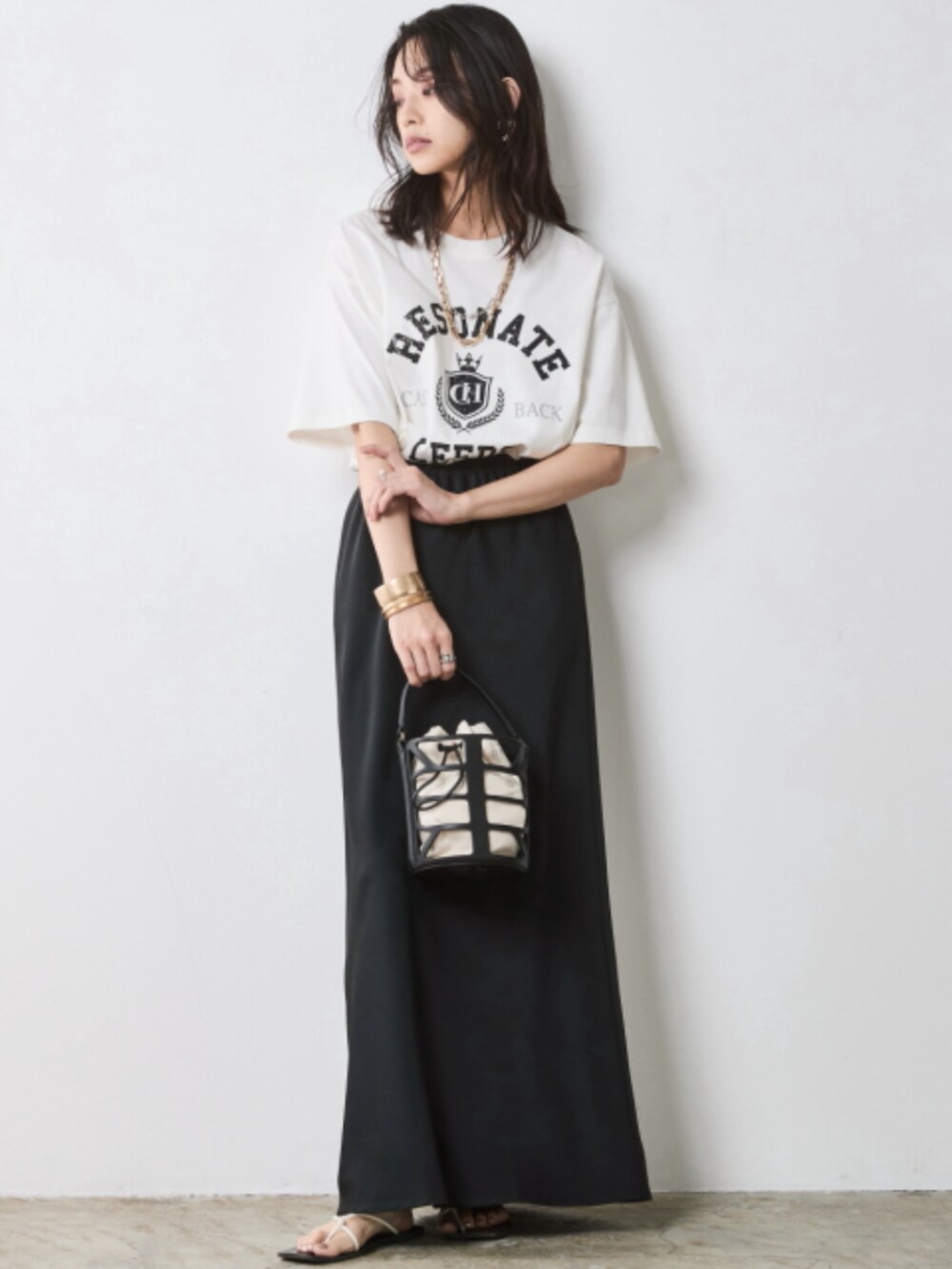 「大きいサイズレディースファッション、モデル、レギュラー、春コーデ、夏コーデ、きれいめカジュアル、CHIC STYLE、T-shirt、Layered、White×Black」｜「CHIC STYLEの綿100％ピグメント染ロゴプリントTシャツ＜大きいサイズ有＞シックスタイル（Tシャツ/カットソー、ホワイト系）」を使った、nissen Smile Modelsさん（レディース・163cm）の春コーディネートの2枚目の写真