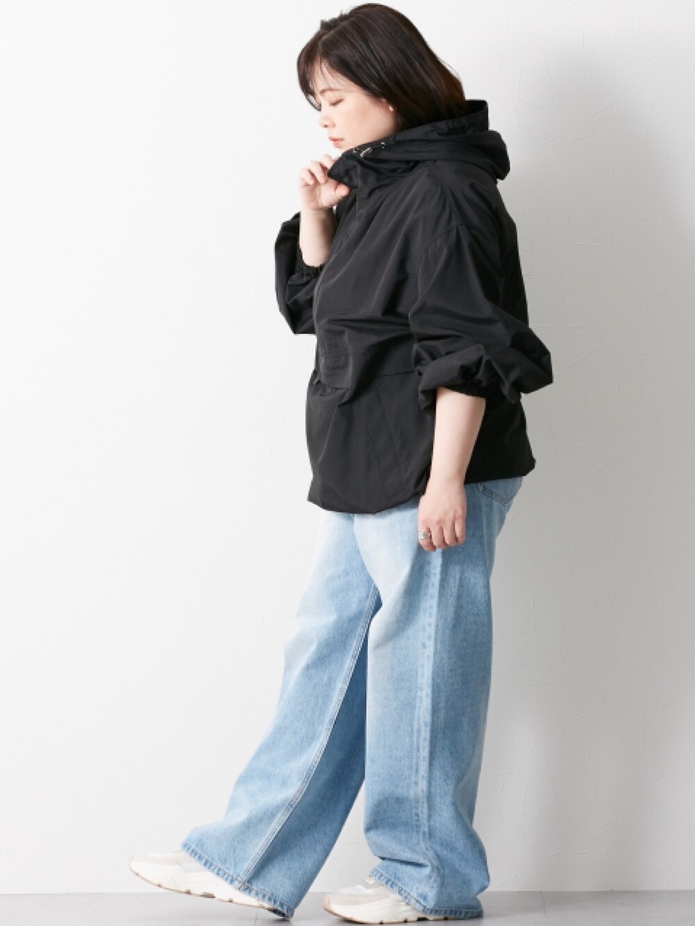 「大きいサイズレディースファッション、モデル、ぽっちゃり、CHIC STYLE、春コーデ、150cm台コーデ」｜「CHIC STYLEの大きいサイズ 綿100％タックバギーデニムパンツ シックスタイル（デニムパンツ、ブルー系）」を使った、nissen Smile Modelsさん（レディース・158cm）の冬コーディネートの4枚目の写真