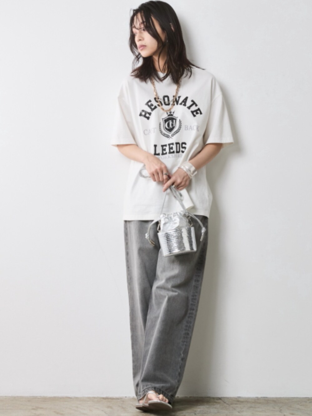 「大きいサイズレディースファッション、モデル、レギュラー、春コーデ、夏コーデ、きれいめカジュアル、CHIC STYLE、T-shirt、Layered、Monotone、The Denim」｜「CHIC STYLEの大きいサイズ 綿100％タックバギーデニムパンツ シックスタイル（デニムパンツ、グレー系）」を使った、nissen Smile Modelsさん（レディース・163cm）の春コーディネートの2枚目の写真