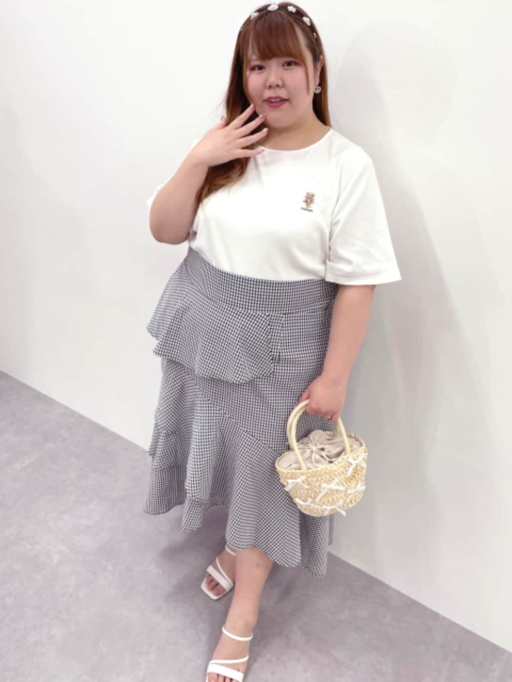 「大きいサイズレディースファッション、モデル、ぽっちゃり、夏コーデ、marun、かわいい、160cm台コーデ」｜「nissenの＜大きいサイズ＞テレコリブ くま刺しゅうＴシャツ marun（Tシャツ/カットソー、ホワイト系）」を使った、nissen Smile Modelsさん（レディース・162cm）の春コーディネートの3枚目の写真