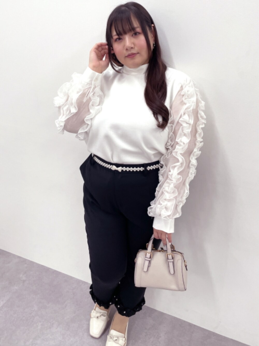 ホワイト系のTシャツ/カットソー、ブラック系のその他パンツ、ホワイト系のベルトを着用したレディースの冬コーディネートの2枚目の写真