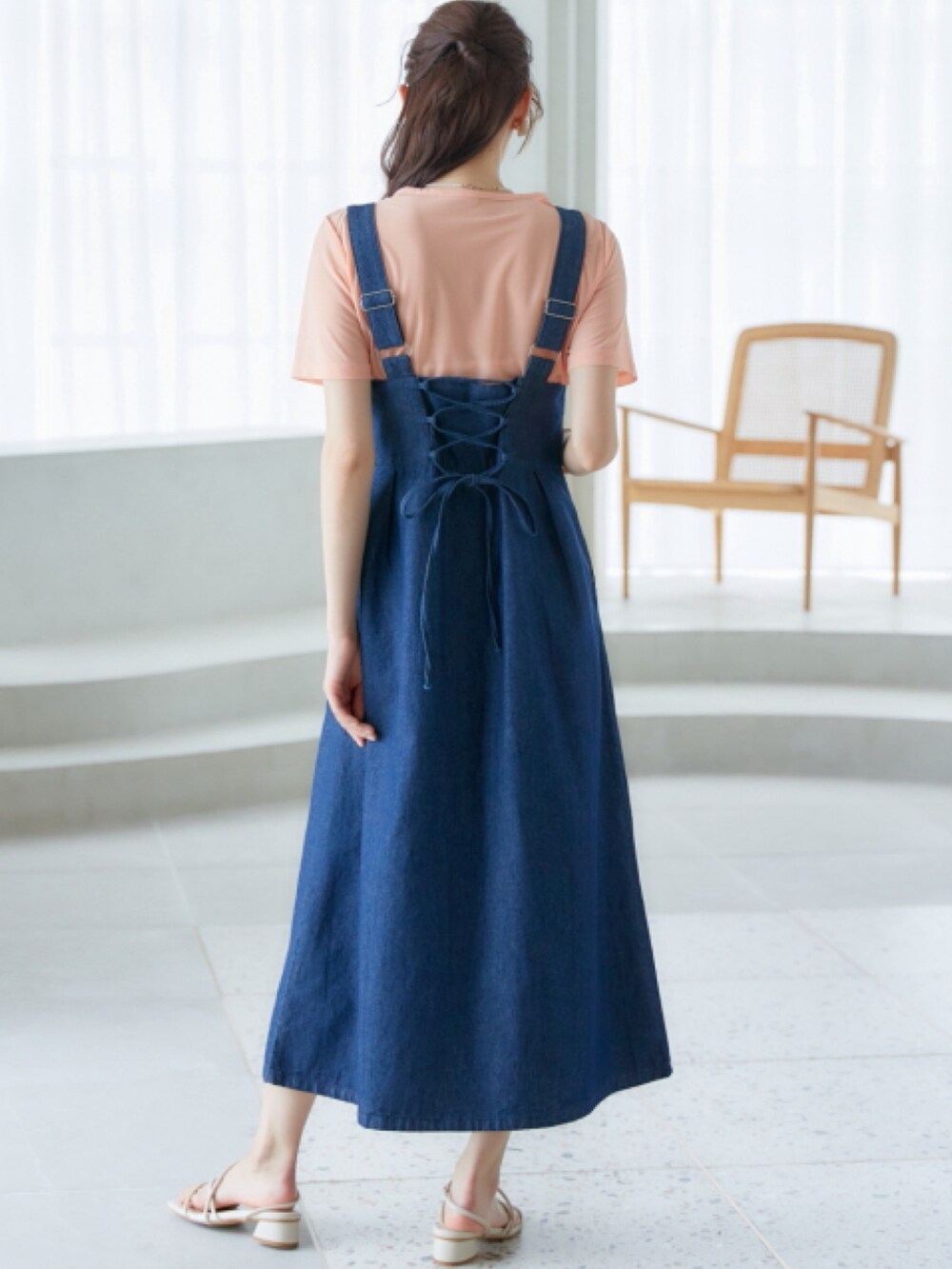 オレンジ系のTシャツ/カットソー、ブルー系のワンピースを着用したレディースの春コーディネートの2枚目の写真