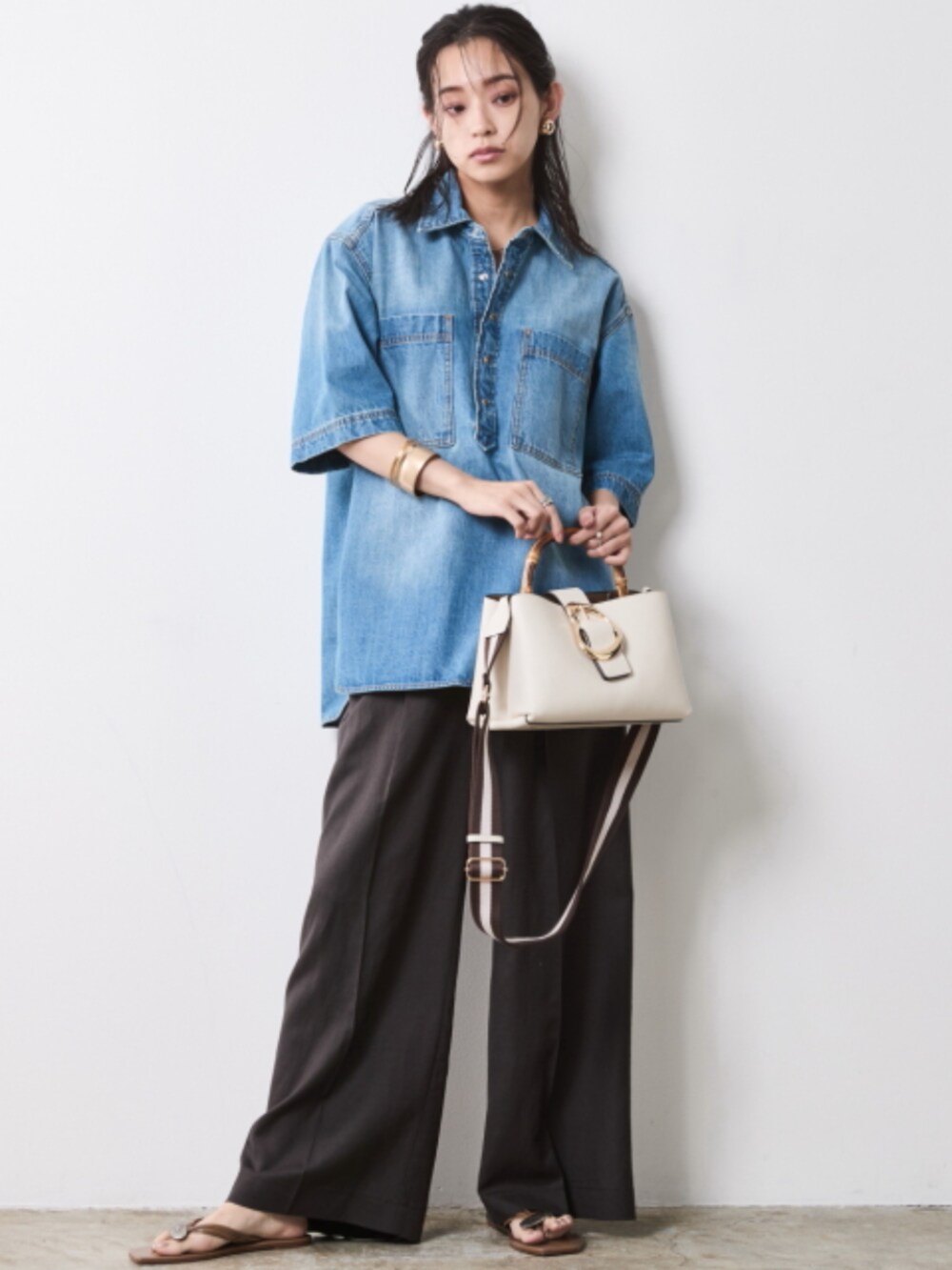 「大きいサイズレディースファッション、モデル、レギュラー、春コーデ、夏コーデ、きれいめカジュアル、CHIC STYLE、Denim、Denim shirt」｜「CHIC STYLEのレーヨン麻タックワイドパンツ＜大きいサイズ有＞シックスタイル（その他パンツ、グレー系）」を使った、nissen Smile Modelsさん（レディース・163cm）の春コーディネートの2枚目の写真