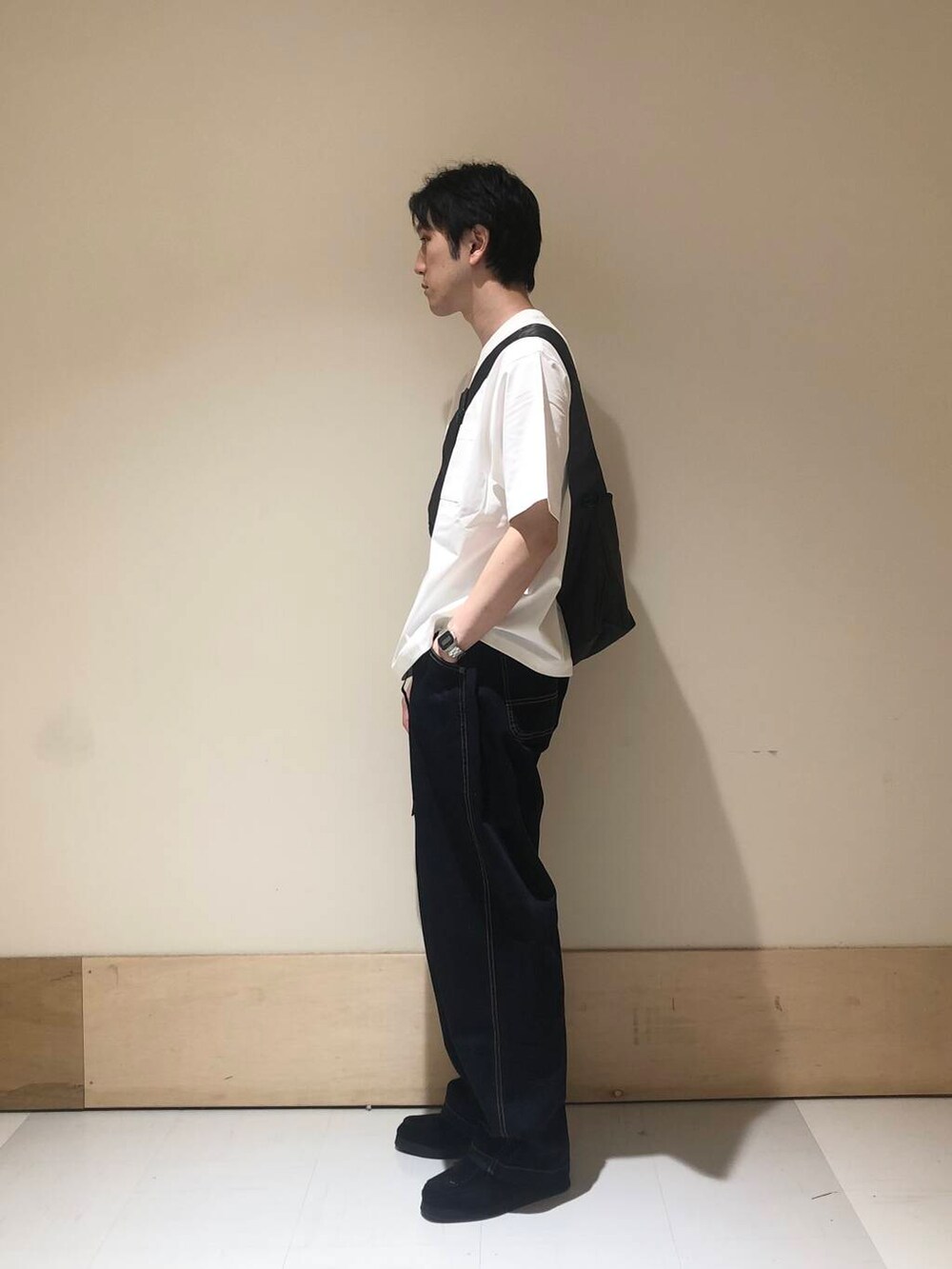 ホワイト系のTシャツ/カットソー、ブルー系のデニムパンツ、グレー系のショルダーバッグを着用したメンズの夏コーディネートの2枚目の写真