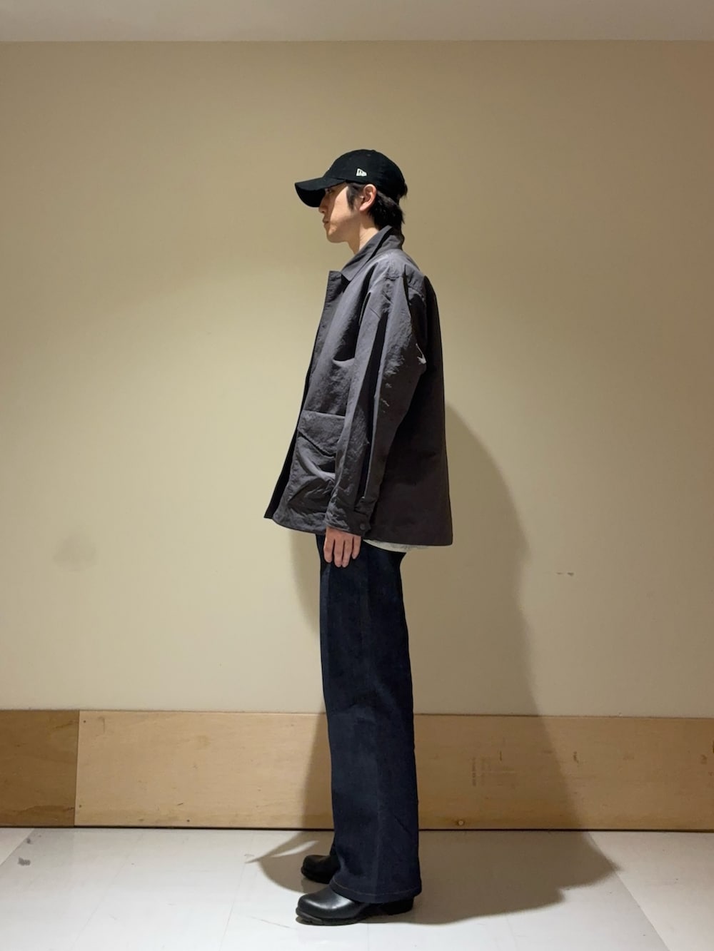 グレー系のナイロンジャケットを着用したメンズの冬コーディネートの2枚目の写真