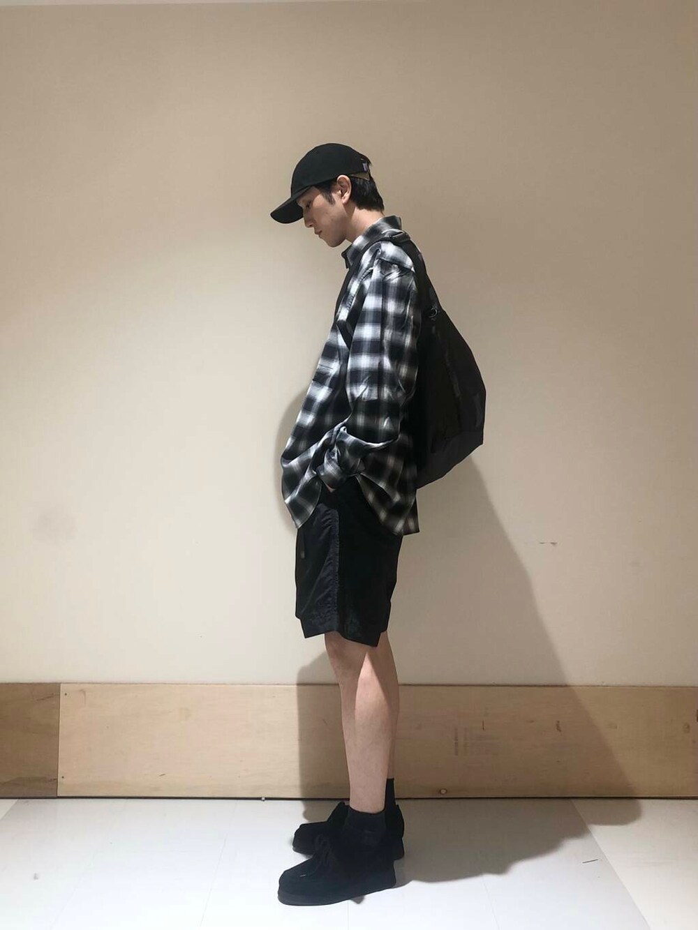 ブラック系のショルダーバッグ、ブラック系のその他パンツ、ブラック系のシャツ/ブラウスを着用したメンズの夏コーディネートの2枚目の写真