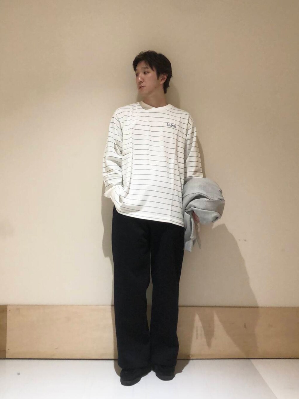 グレー系のカーディガン/ボレロ、その他のTシャツ/カットソーを着用したメンズの冬コーディネートの2枚目の写真