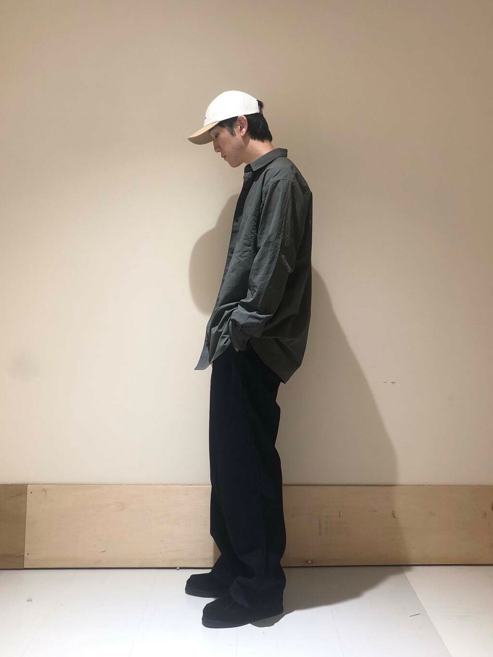 グレー系のシャツ/ブラウス、ブルー系のデニムパンツ、ホワイト系のTシャツ/カットソーを着用したメンズの夏コーディネートの2枚目の写真