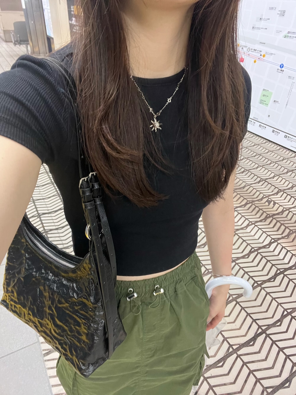 「さらっと晴れやかスナップ、プチプラ、きれいめカジュアル、夏だ！Tシャツ着よう！、y2k、夏、カジュアルスタイル、お洒落さんとつながりたい、カーゴスカート、ブラック、グリーン、スカート、ショルダーバッグ、いいね、save、フォローお願いします🤑」｜「BAYFLOWのカーゴタイトスカート（スカート、グリーン系）」を使った、🌷さん（レディース・160cm）の夏コーディネートの2枚目の写真