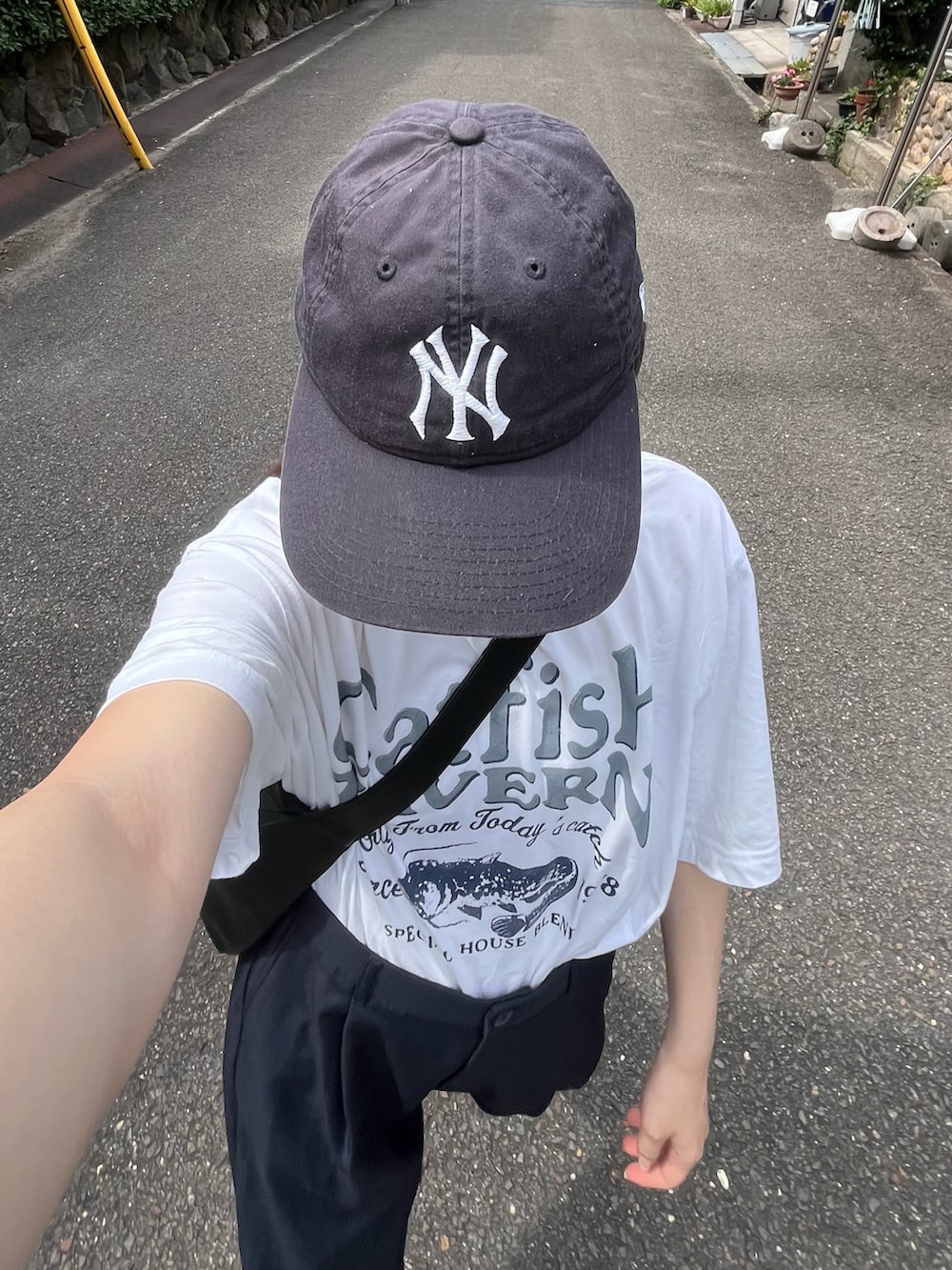 「古着、Tシャツ、カジュアル、カジュアルコーデ、シティガール、リラックススタイル、ゆるコーデ、シンプルスタイル、ロゴT、キャップ、夏だ！Tシャツ着よう！、ラクチンコーデ」｜「FREAK'S STOREのアイテム（パンツ、ブルー系）」を使った、🌷さん（レディース・160cm）の夏コーディネートの2枚目の写真